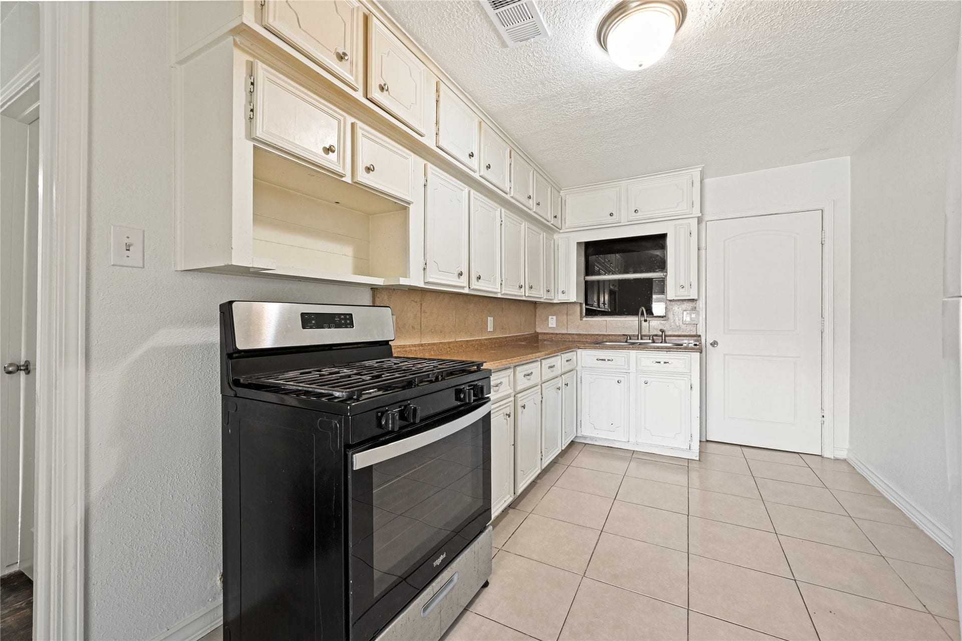 119 West Avenue, Pasadena, TX 77502 Spacious kitchen with tons of storage