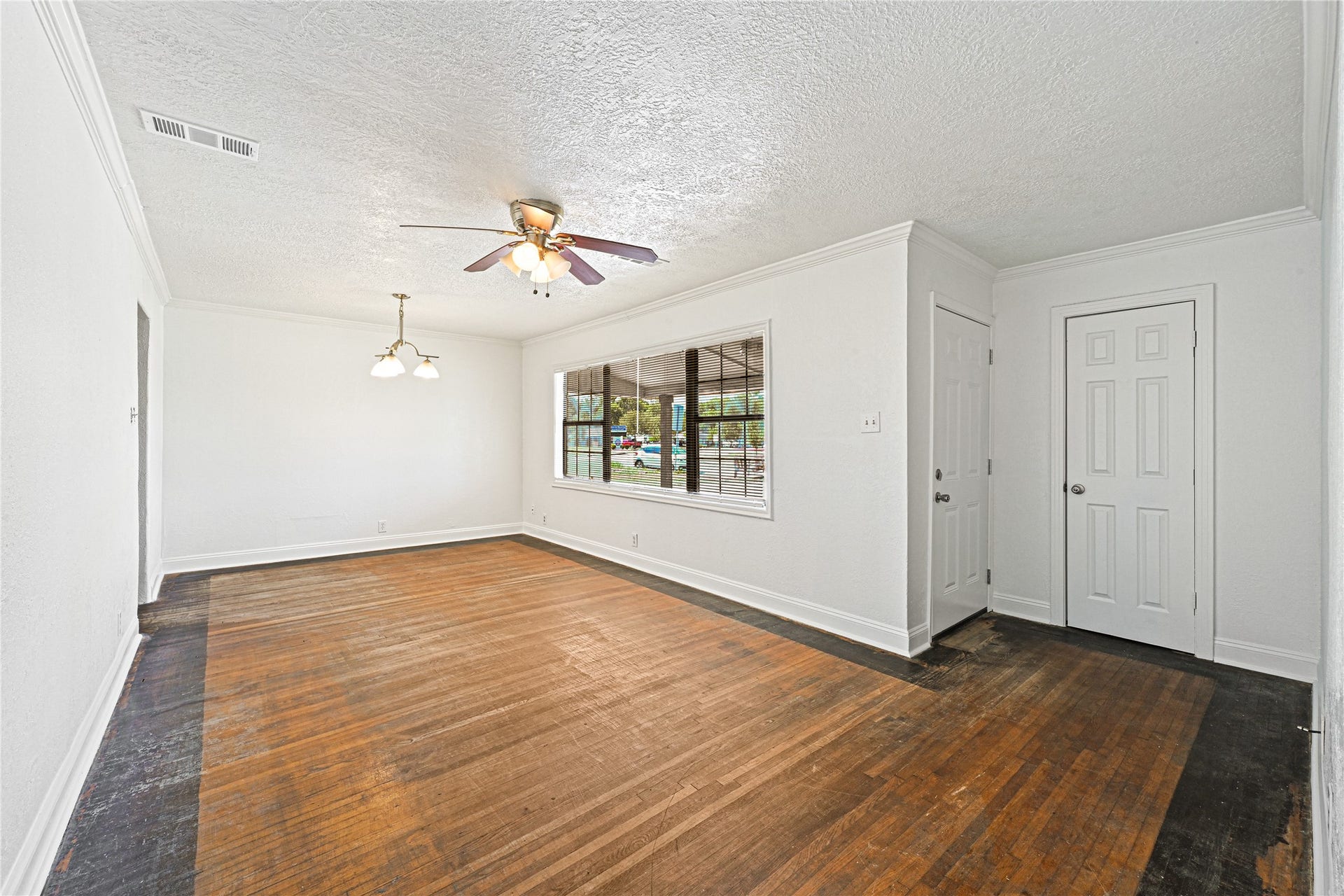 119 West Avenue, Pasadena, TX 77502 Wood floors in family room
