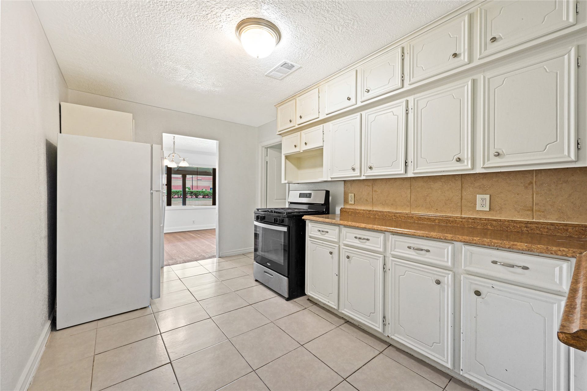 119 West Avenue, Pasadena, TX 77502 Refrigerator and gas stove included!