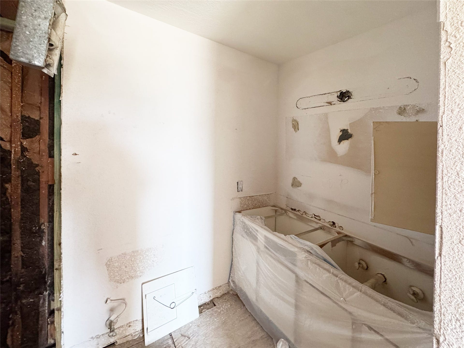 3025 Walnut Bend Lane, #34, Houston, TX 77042 Unfinished Bathroom