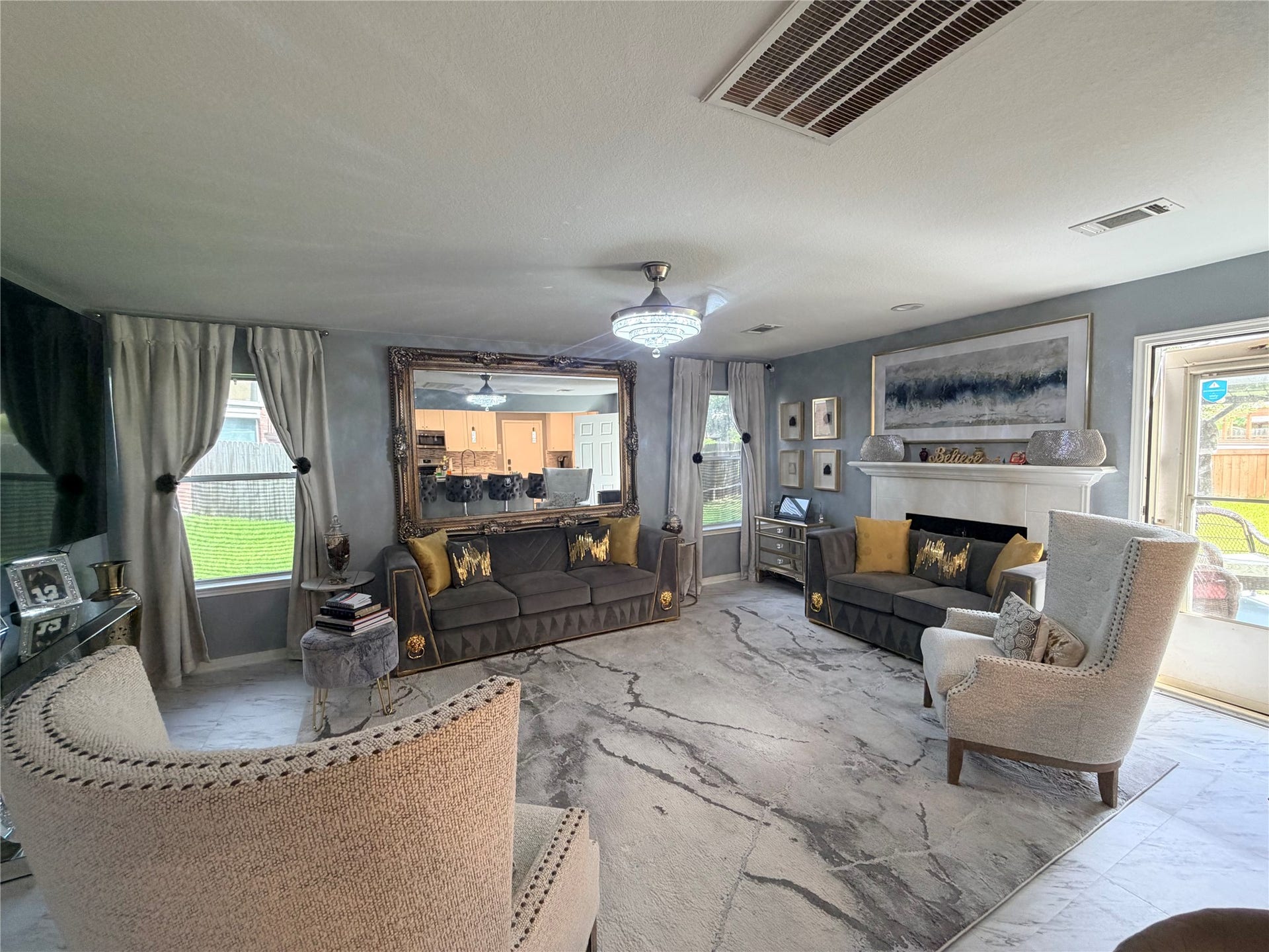 118 Highland Street, Texas City, TX 77591 Living Room