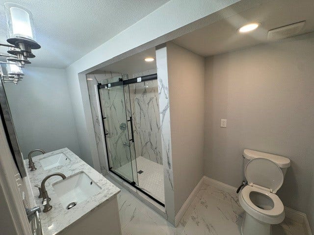 1607 W HOUSTON DR, La Marque, TX 77568 Master Bathroom