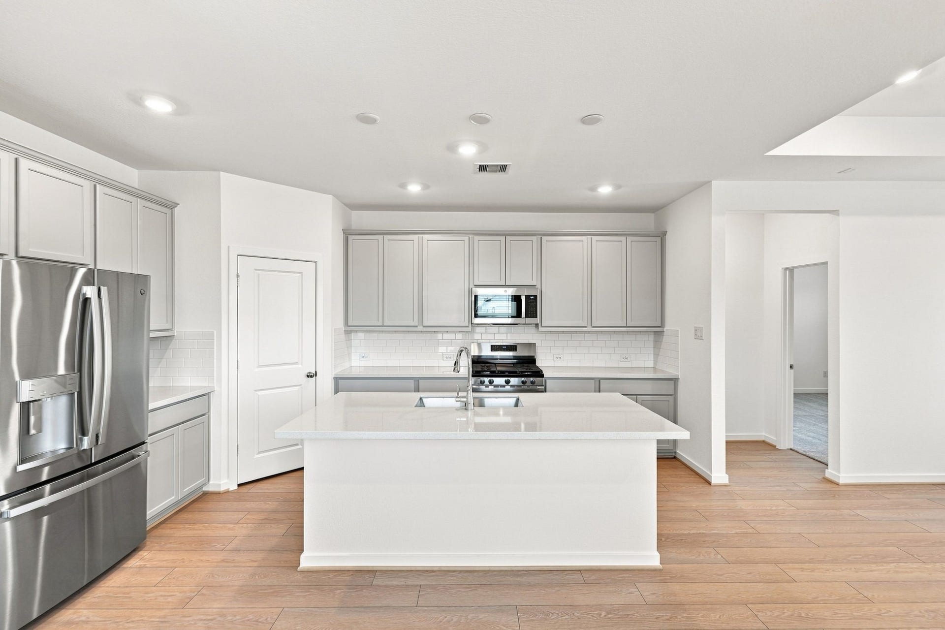 139 High Life Crossing, Richmond, TX 77469 A kitchen made for more than cooking, offering the space to prepare meals, gather with loved ones, and enjoy the moments that make a house feel like home.