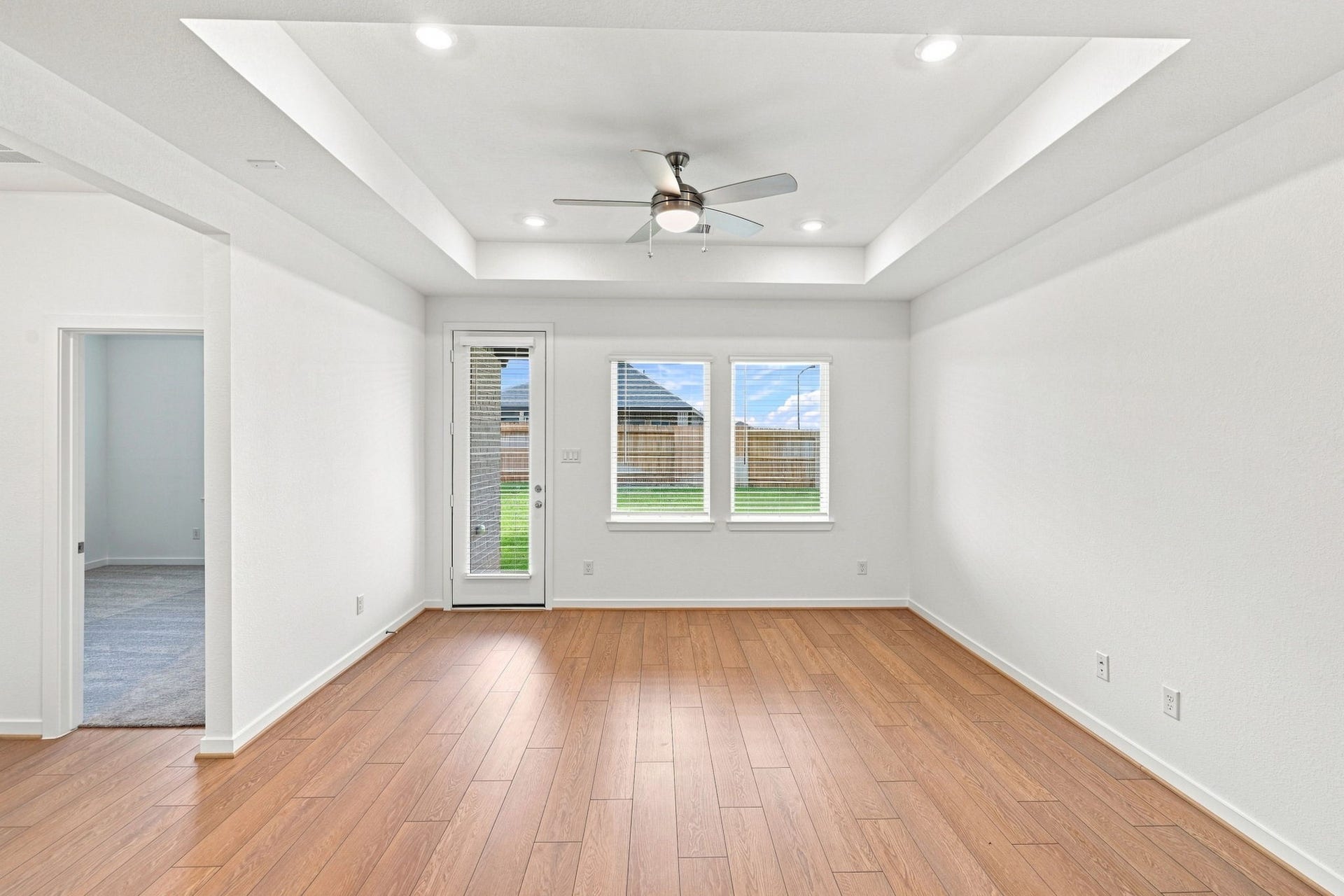 139 High Life Crossing, Richmond, TX 77469 A versatile interior space offers a blank canvas for your vision, with generous floor space, abundant natural light, and a refined tray ceiling that adds an elevated touch.