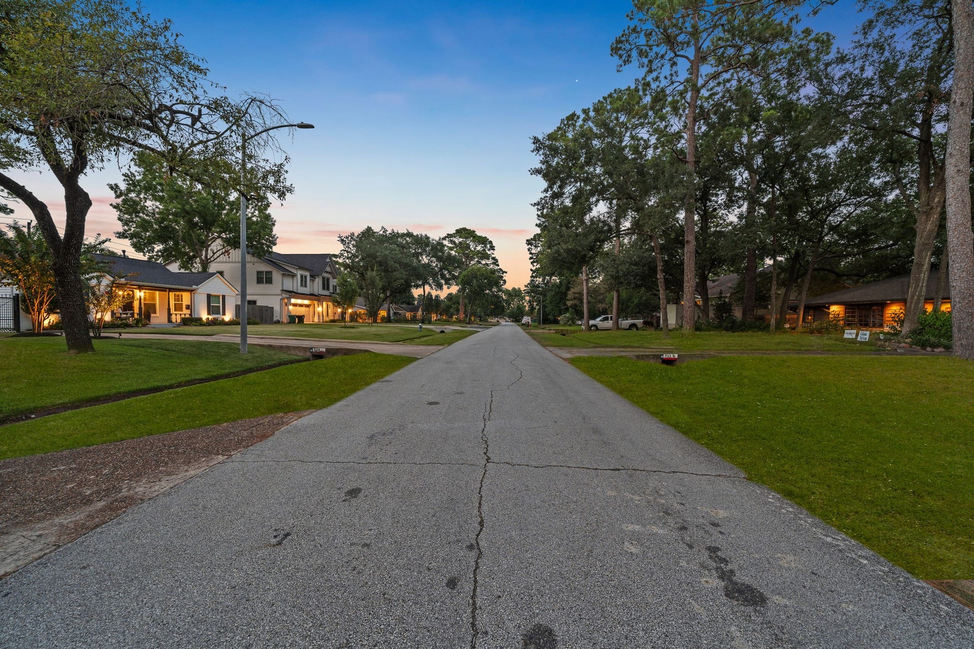 Such an amazing neighborhood in the evening.  Perfect for walk.