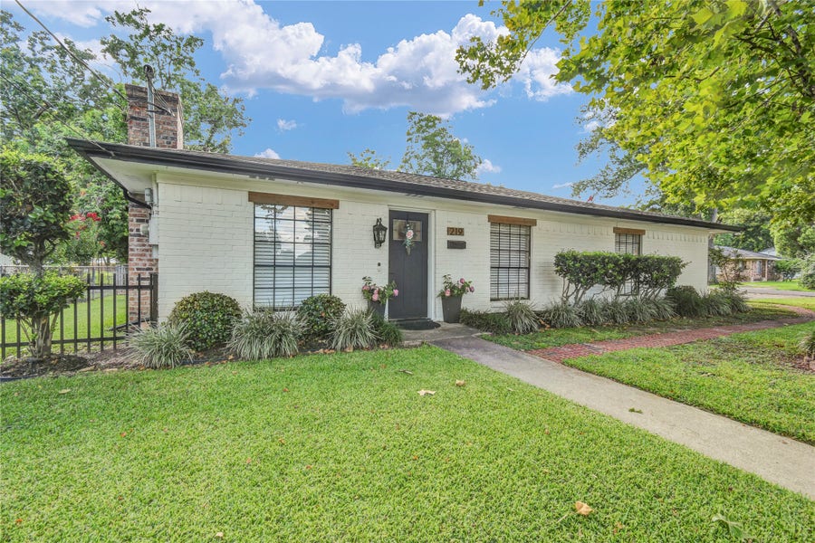 Property photo for 219 S Shanks Street, Clute, TX