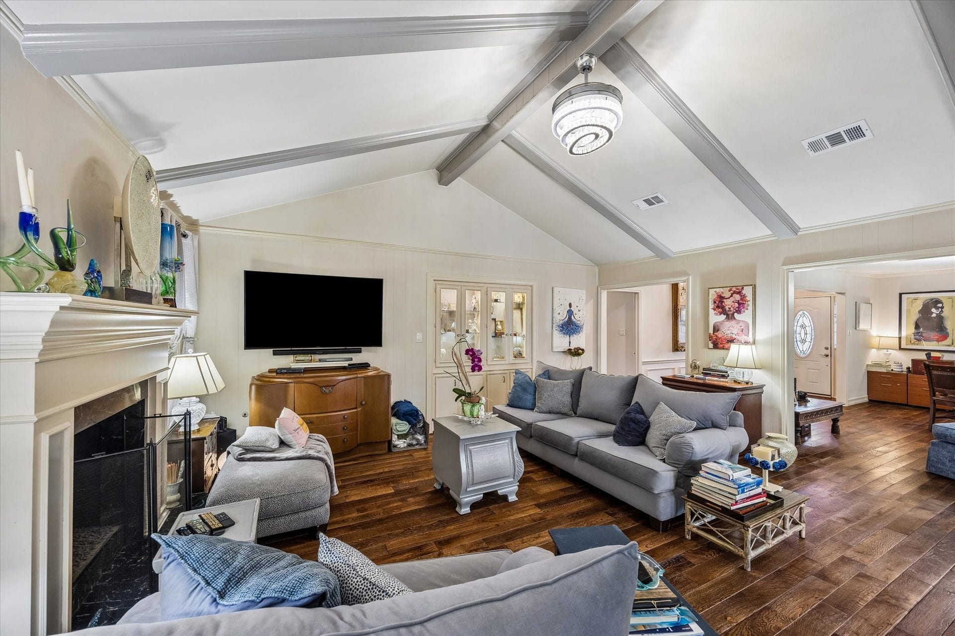 818 Olney Oak Drive, Houston, TX 77079 Inviting living room with vaulted ceilings