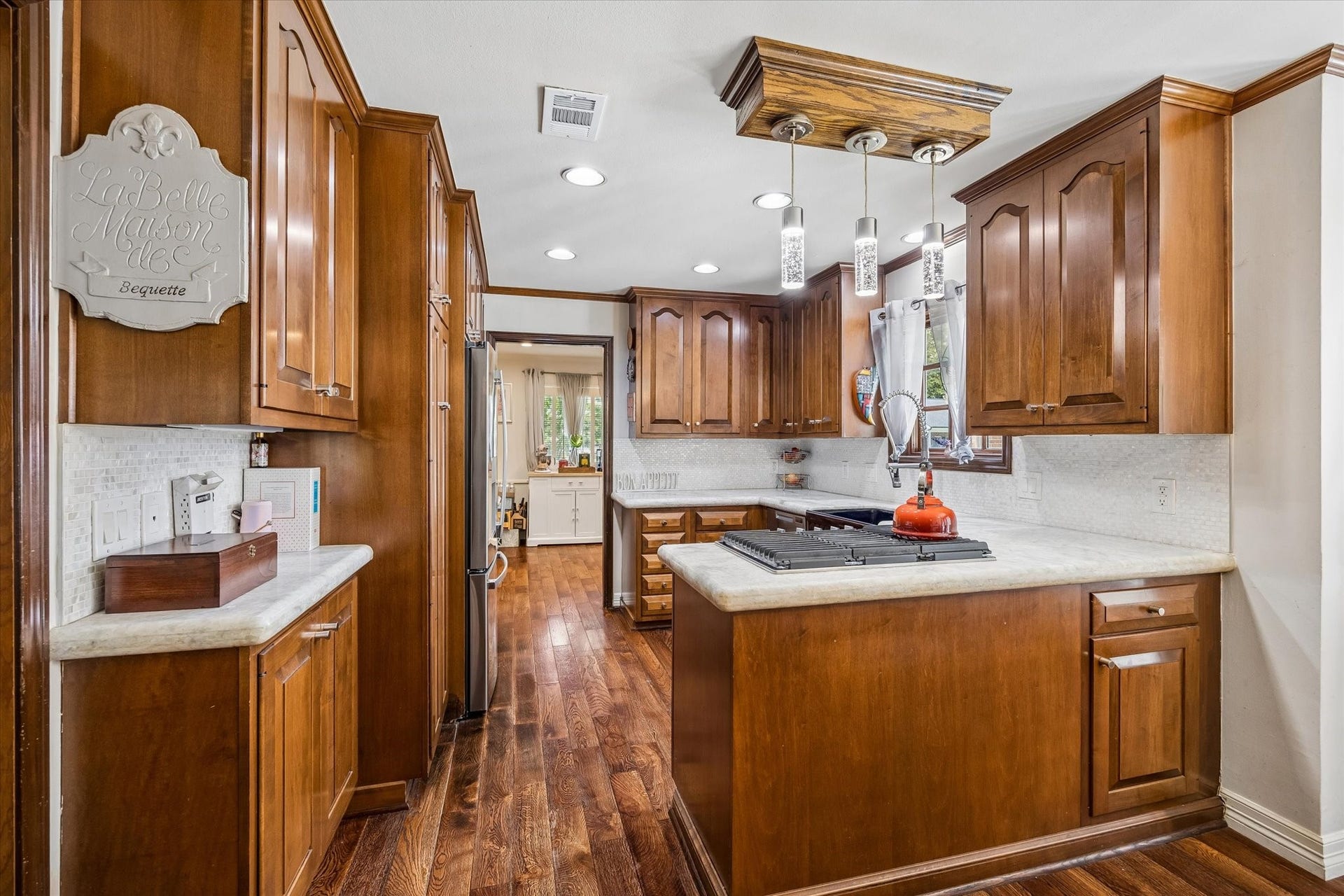 818 Olney Oak Drive, Houston, TX 77079 Beautifully remodeled kitchen