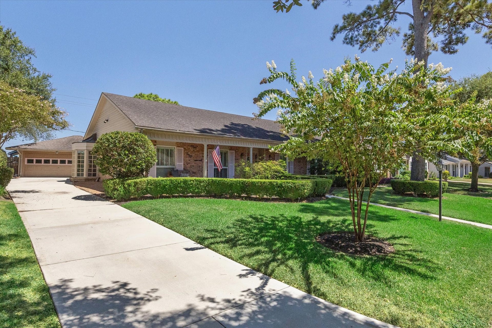 818 Olney Oak Drive, Houston, TX 77079 Welcome Home to 818 Olney Oaks!