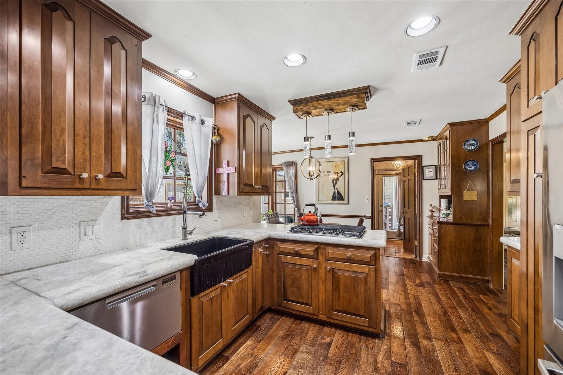 818 Olney Oak Drive, Houston, TX 77079 Check out the gorgeous quartzite counterops, farmhouse sink and Fisher & Paykel dishwasher drawer