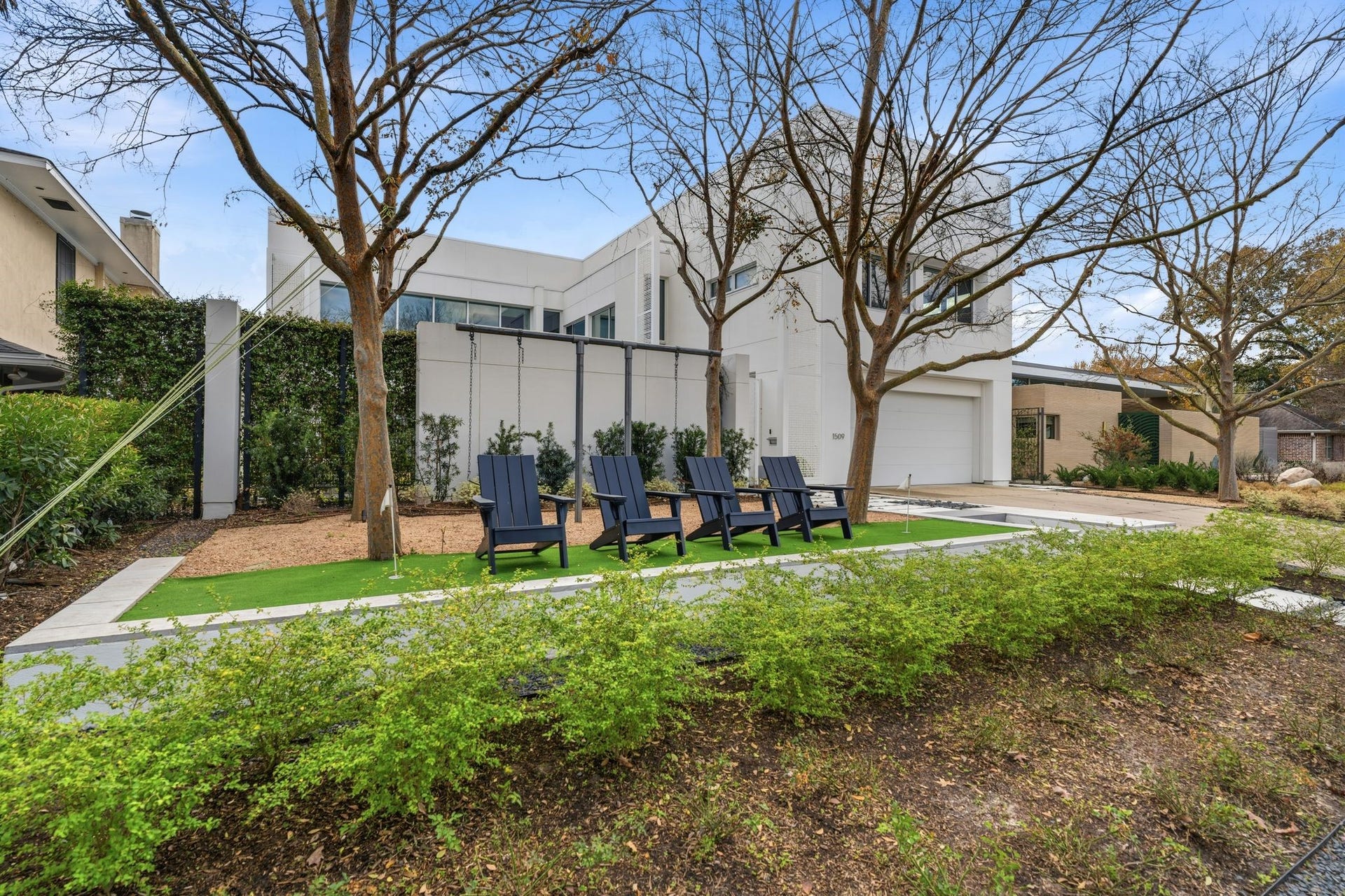 1509 Banks Street, Houston, TX 77006 A seamless rhythm between architecture, landscape, and lifestyle.