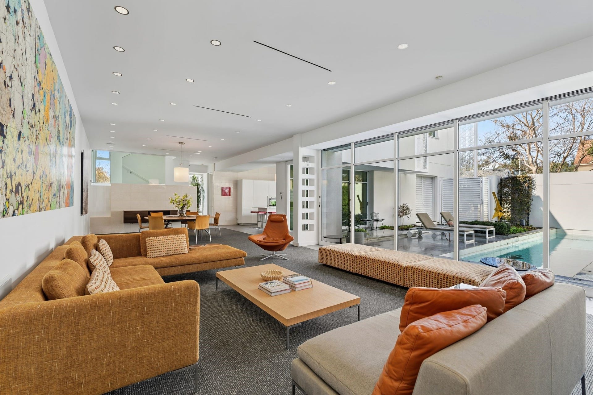 1509 Banks Street, Houston, TX 77006 A living space defined by scale, light, and curated simplicity.