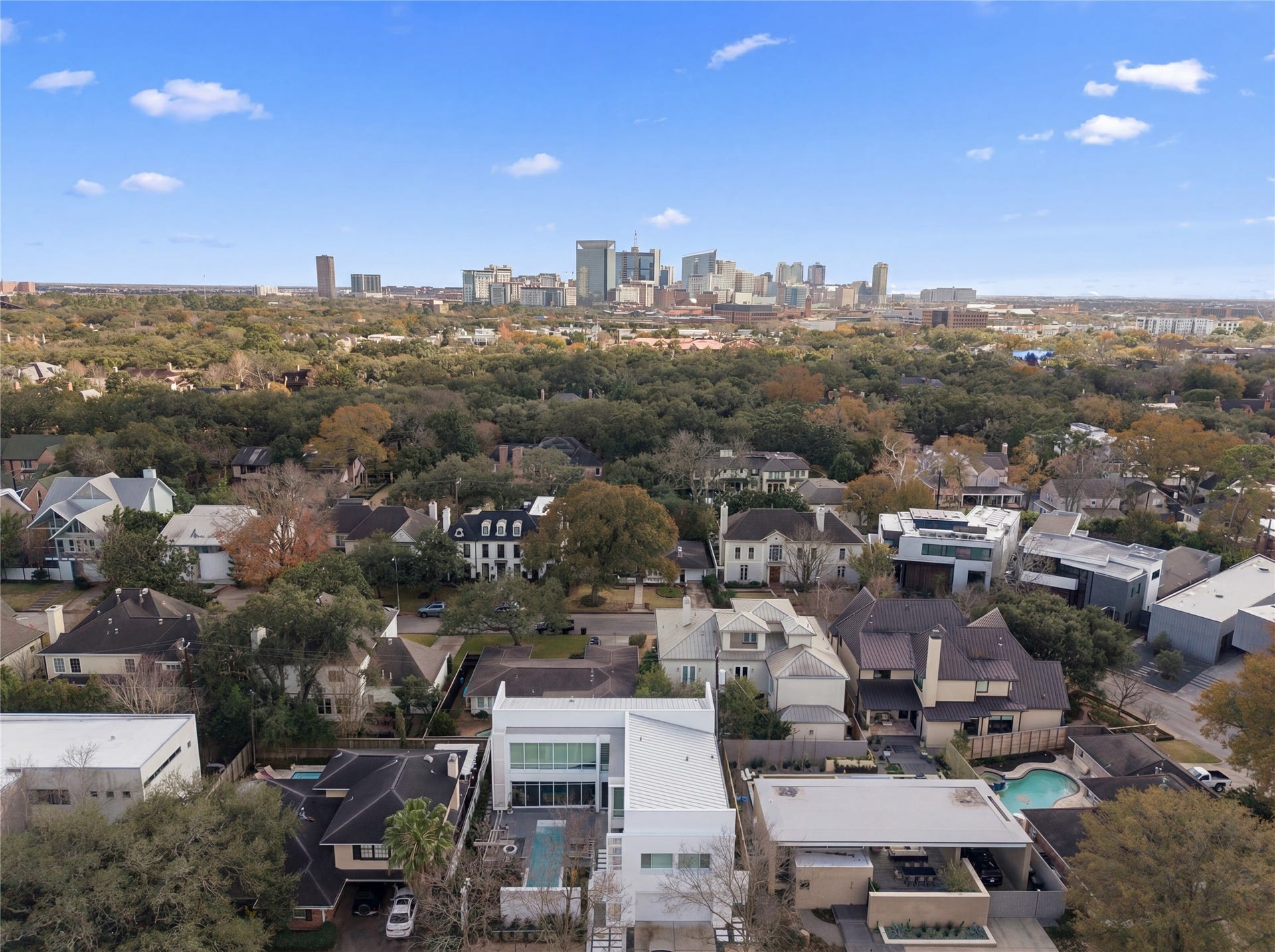 1509 Banks Street, Houston, TX 77006 A rare perspectivecity proximity with a sense of complete retreat.