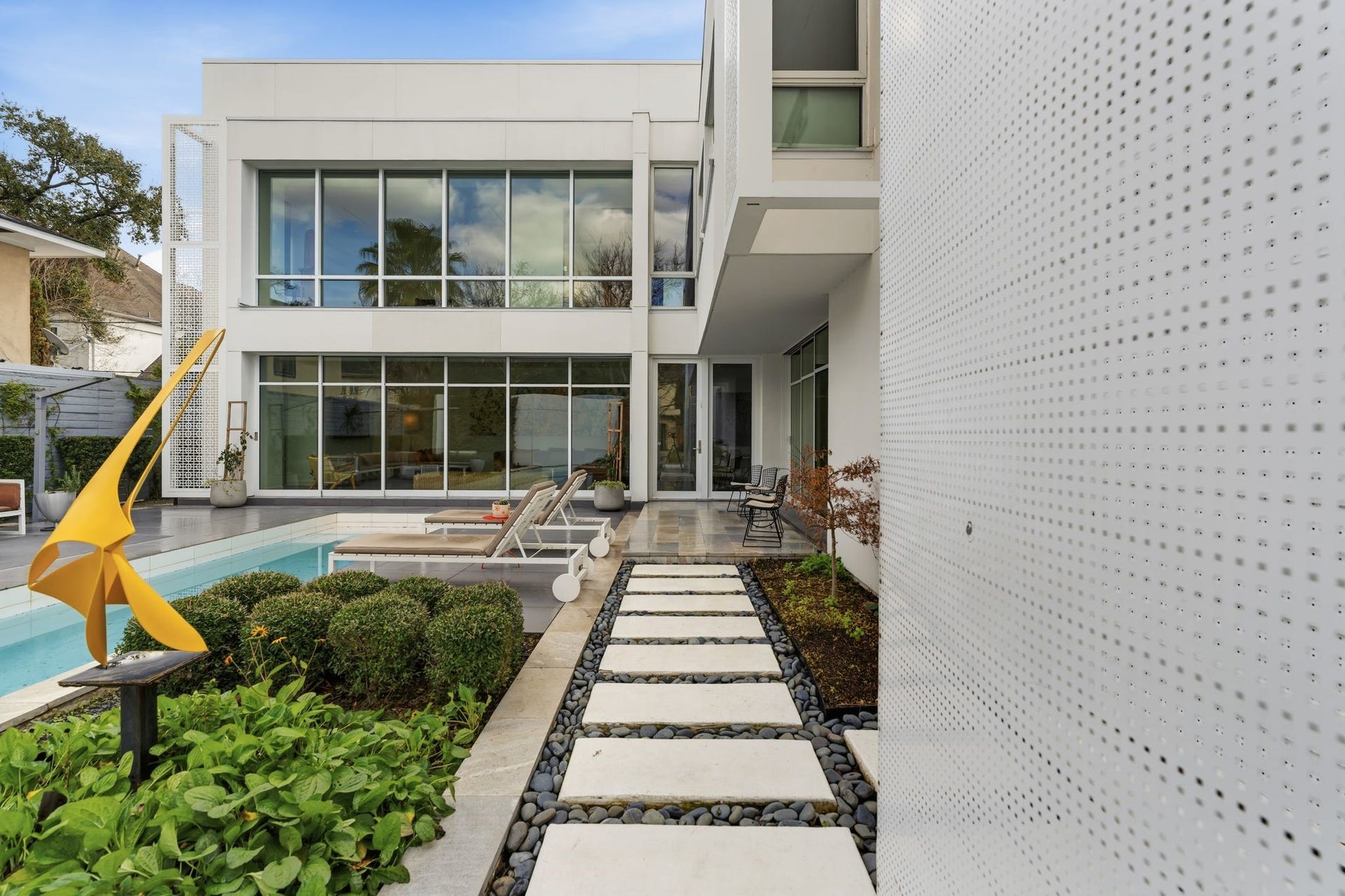 1509 Banks Street, Houston, TX 77006 Inspired by Southern courtyards, reimagined through a modern lens.
