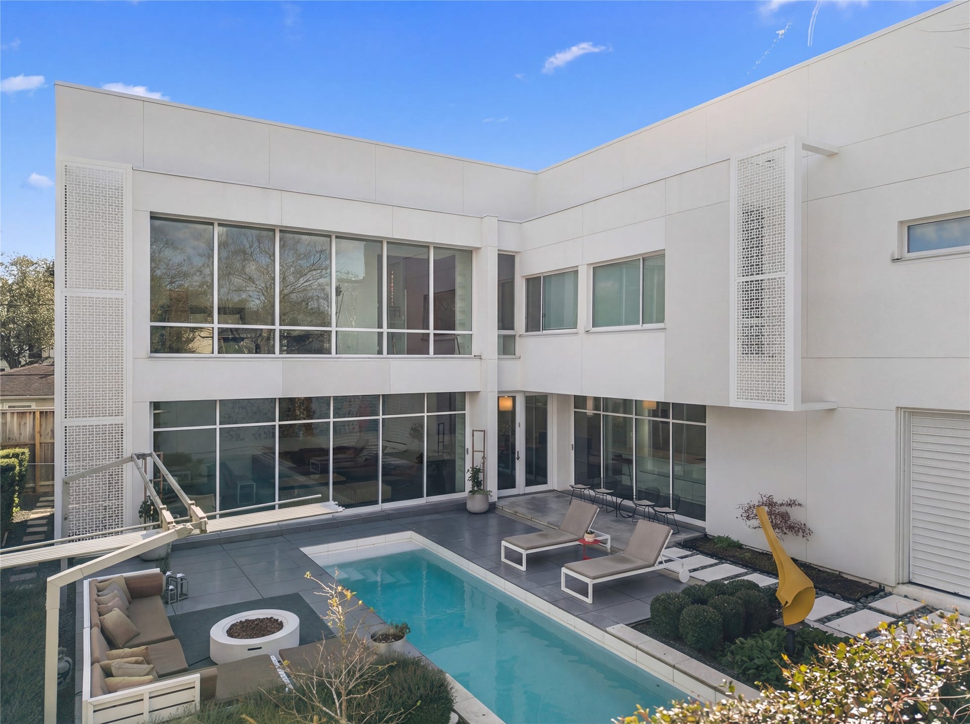 1509 Banks Street, Houston, TX 77006 A residence that lives inwardoffering privacy rarely found in the city.