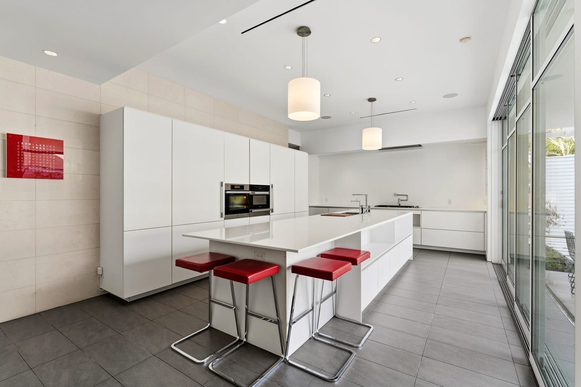 1509 Banks Street, Houston, TX 77006 Seamless transitions blur the boundary between inside and out.