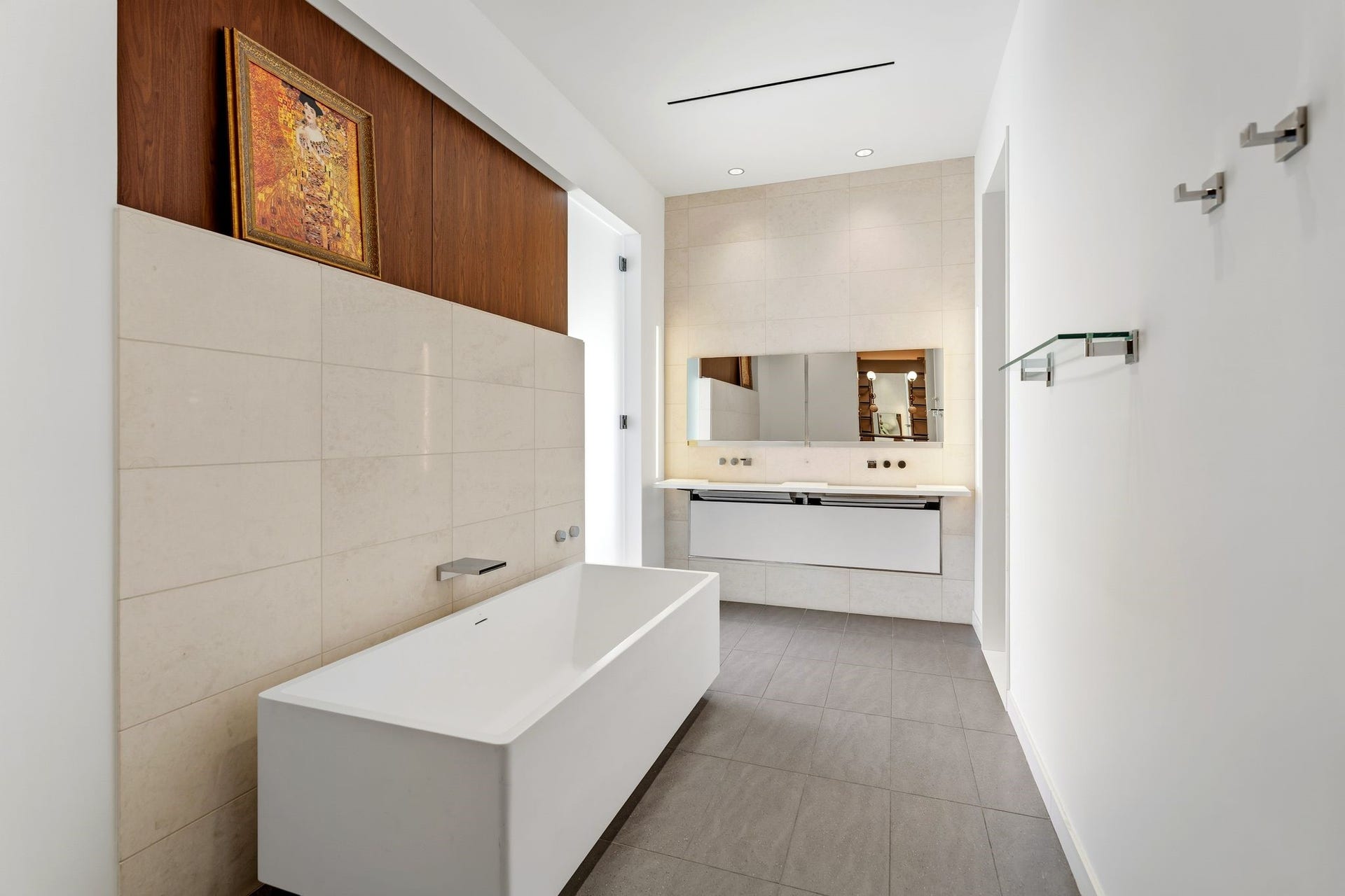 1509 Banks Street, Houston, TX 77006 Natural light becomes the homes most defining feature.