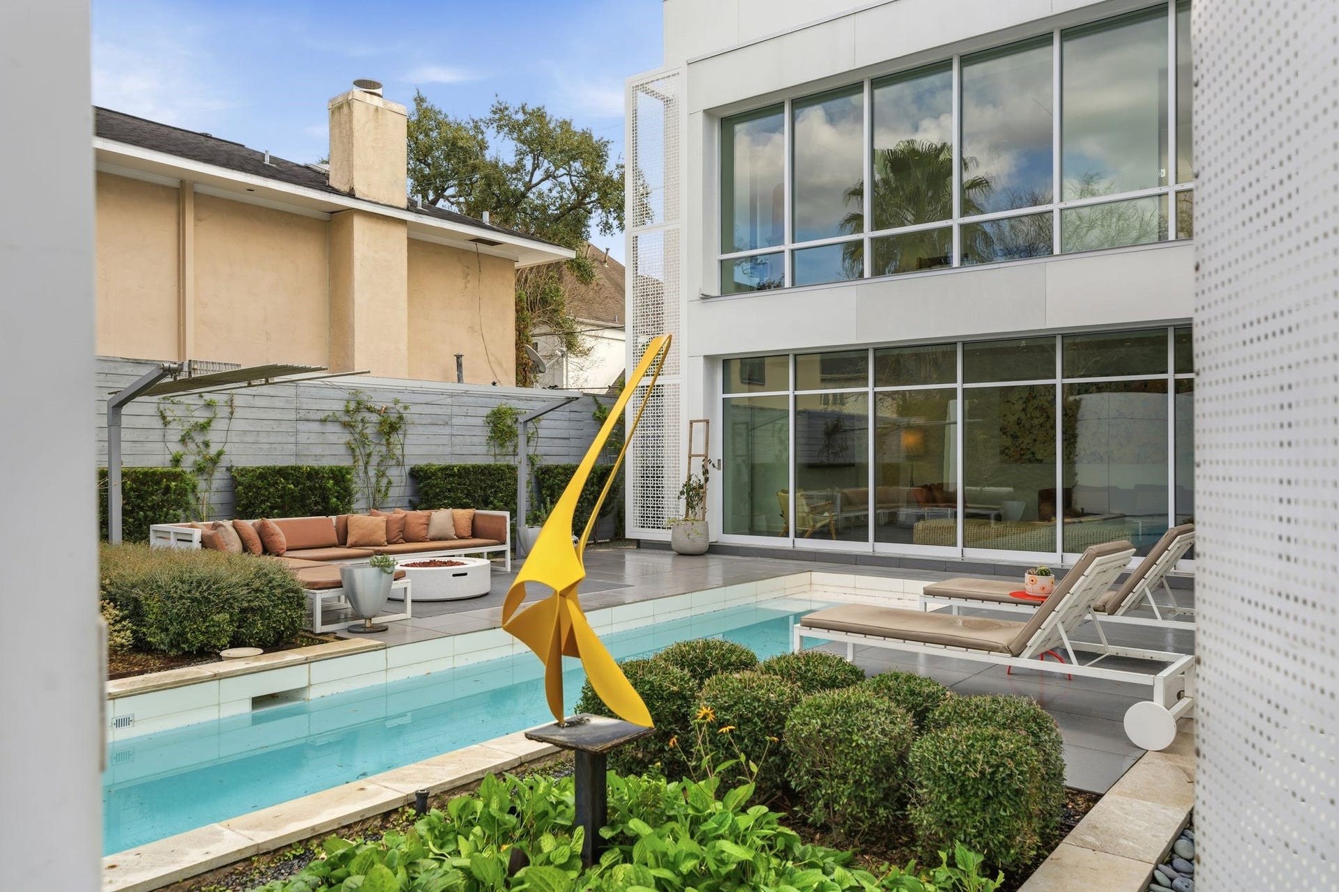 1509 Banks Street, Houston, TX 77006 Architecture that connects every level visually and spatially.