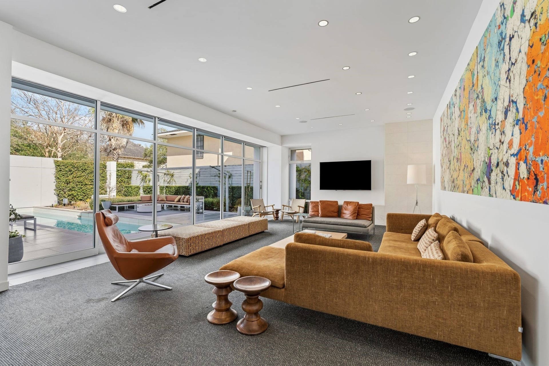 1509 Banks Street, Houston, TX 77006 The courtyard unfolds as a private resort, centered around a tranquil lap pool.
