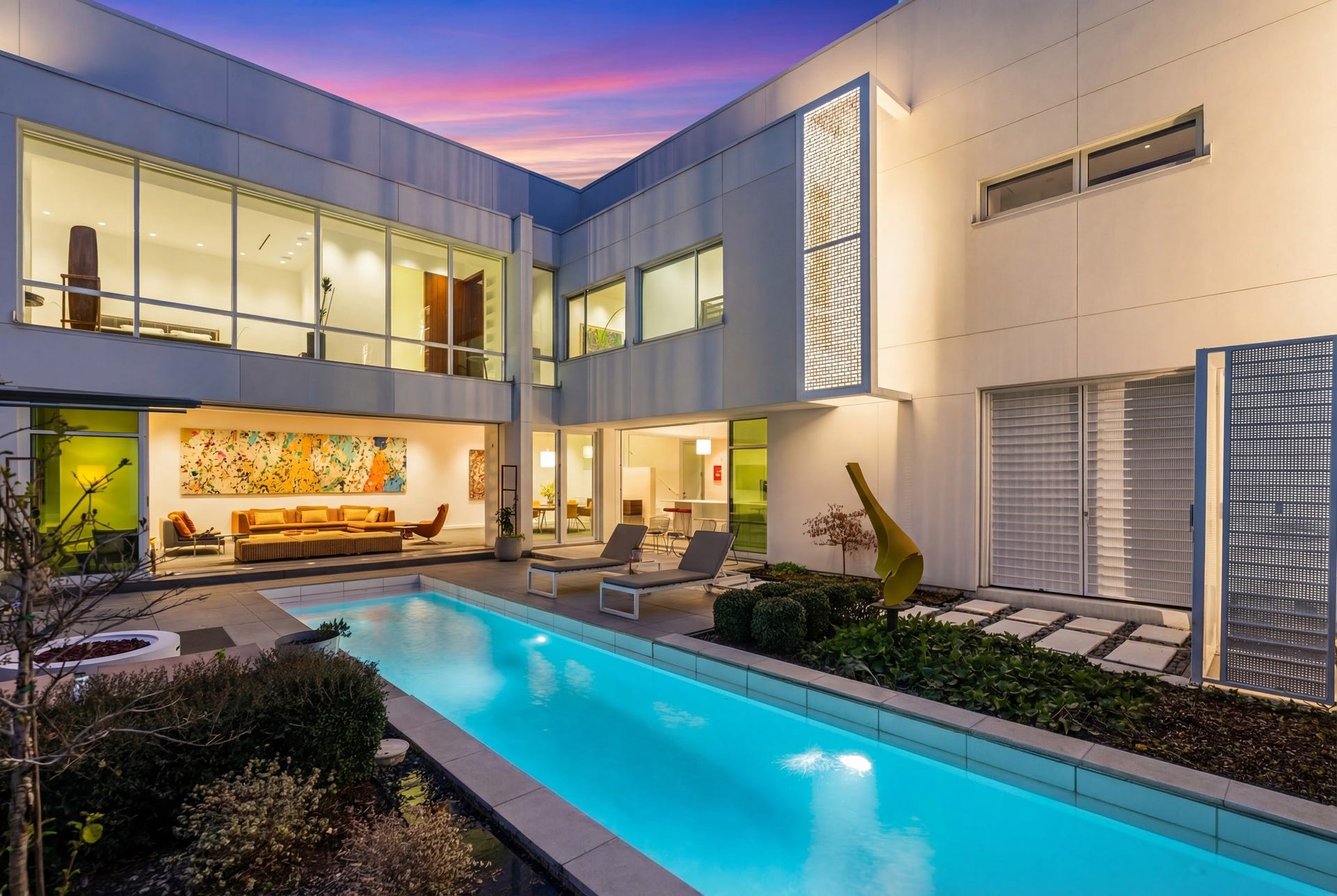 1509 Banks Street, Houston, TX 77006 Framed by architecture and softened by landscape, the courtyard pool becomes a study in proportion, light, and quiet luxury.