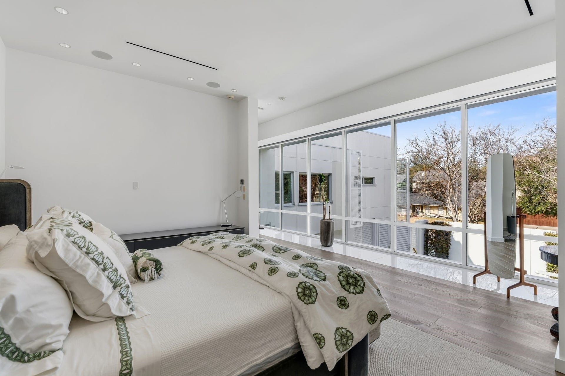 1509 Banks Street, Houston, TX 77006 Floor-to-ceiling glass extends the bedroom into the outdoors.