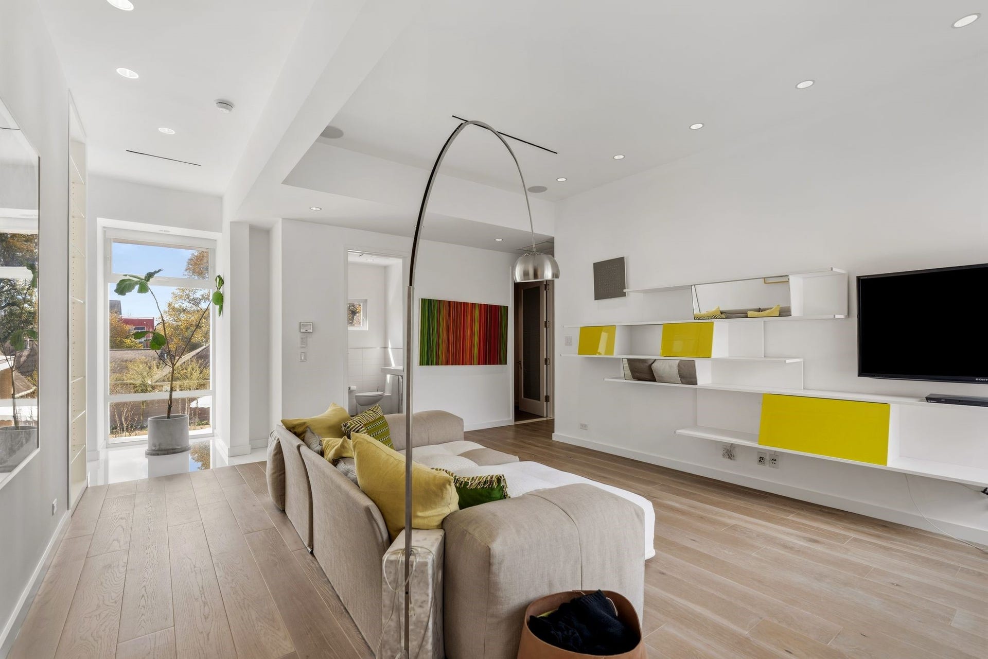 1509 Banks Street, Houston, TX 77006 Clean lines softened by warmth and natural textures.