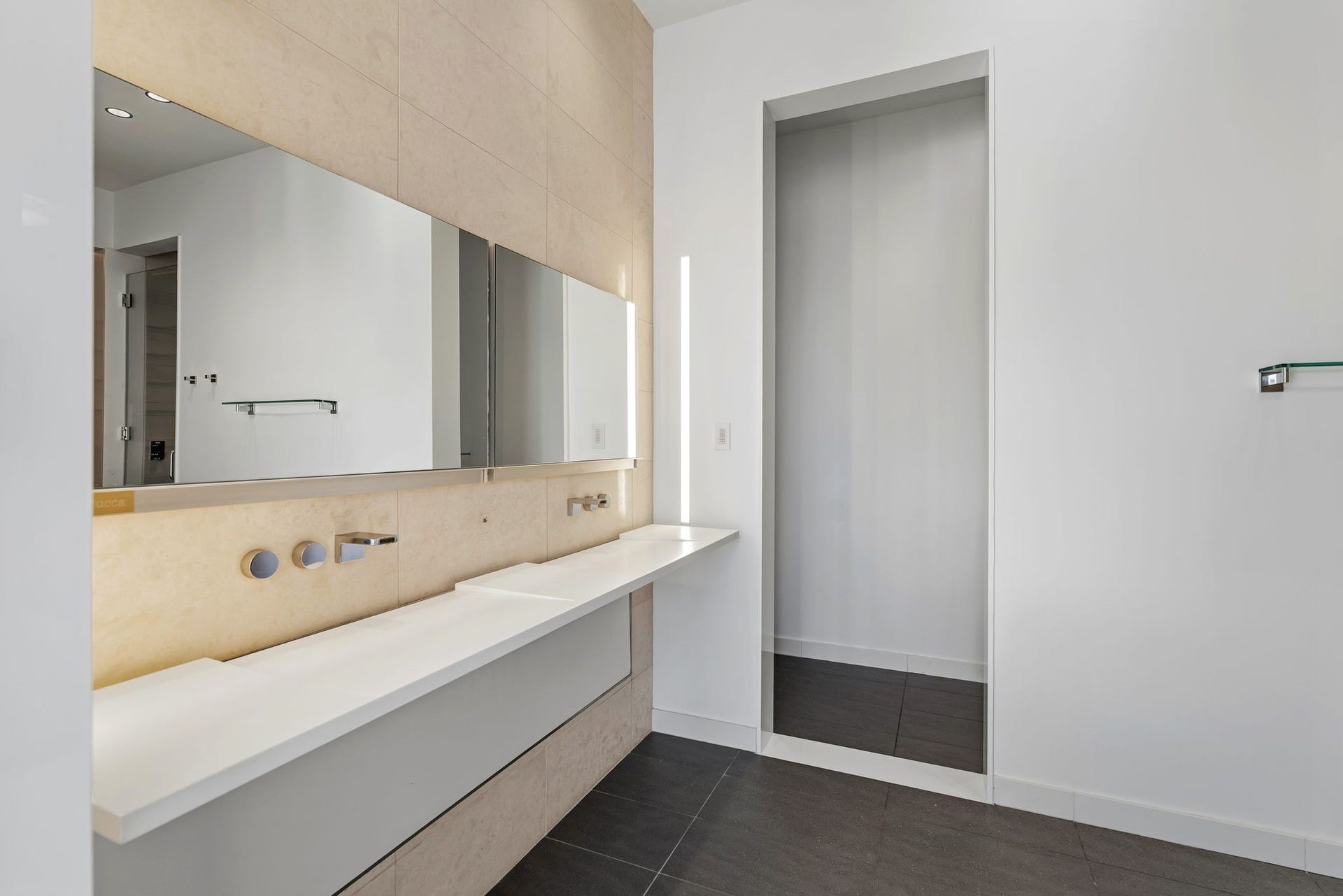 1509 Banks Street, Houston, TX 77006 A Primary bath that feels like a galleryclean, quiet, and sculptural.