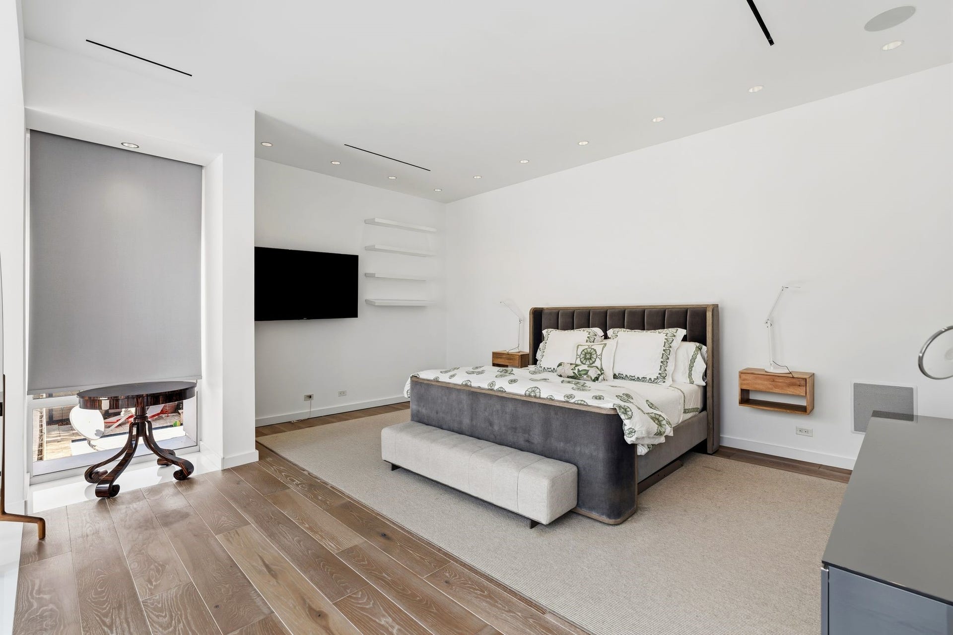 1509 Banks Street, Houston, TX 77006 Wake up to natural light and quiet viewsan intimate sanctuary designed for rest and retreat.
