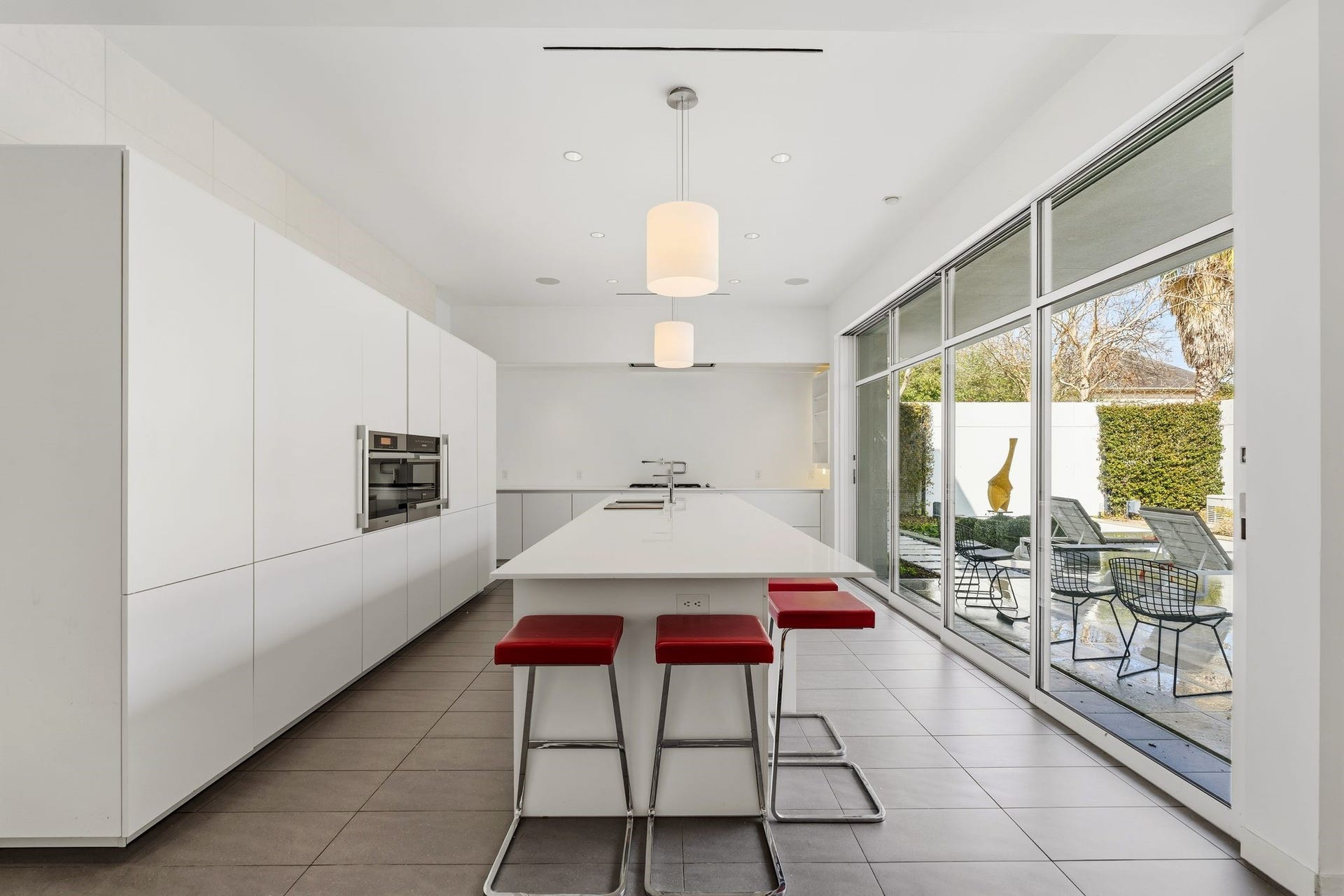 1509 Banks Street, Houston, TX 77006 A kitchen that prioritizes function without compromising design.