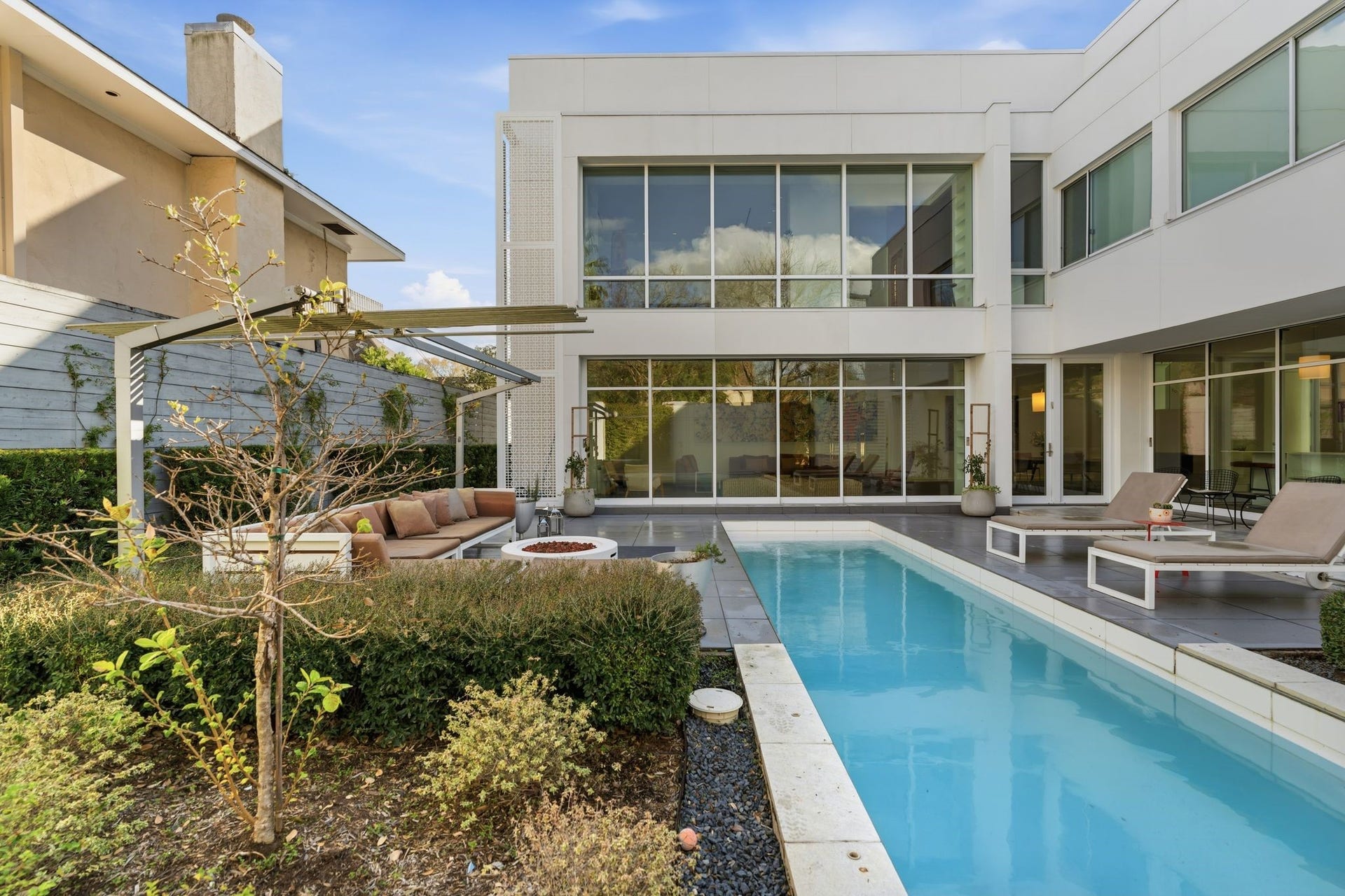 1509 Banks Street, Houston, TX 77006 A linear lap pool cuts through the courtyardcrisp, intentional, and undeniably striking.