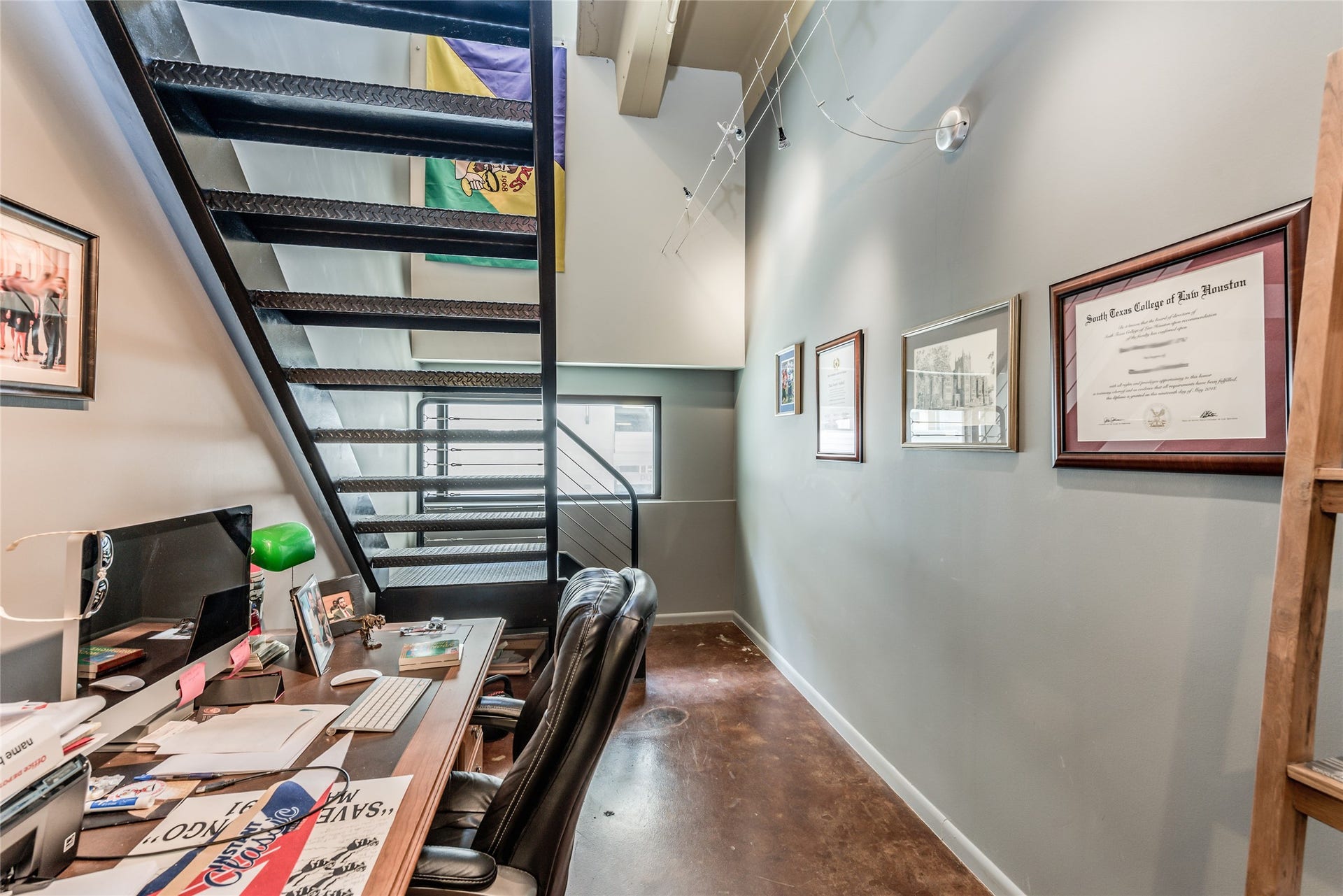 705 Main Street, #215, Houston, TX 77002 This photo showcases a modern condo nook office space with an industrial vibe.