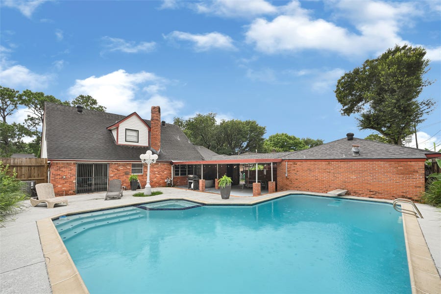 Property photo for 215 Coronation Drive, Houston, TX