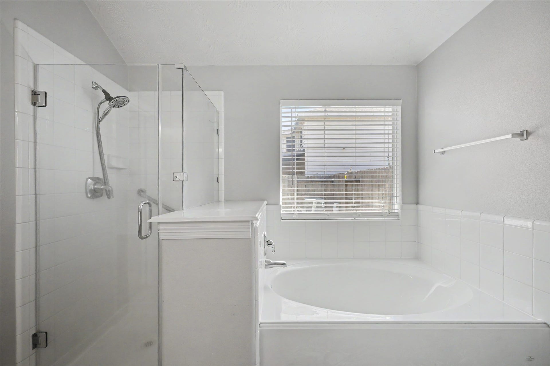 2506 Montana Blue Drive, Spring, TX 77373 Separate tub/shower