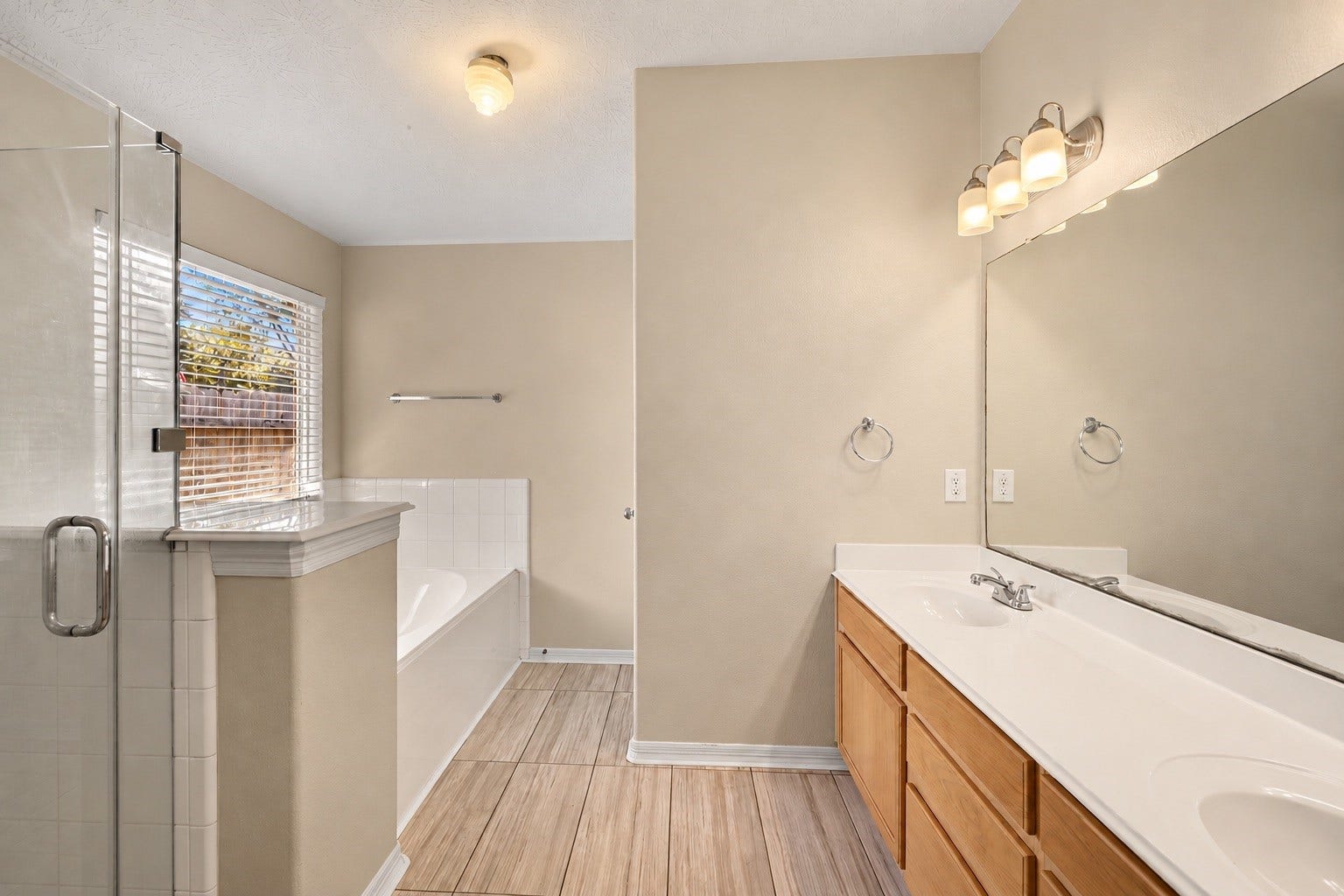 2506 Montana Blue Drive, Spring, TX 77373 Dual sinks in primary bathroom