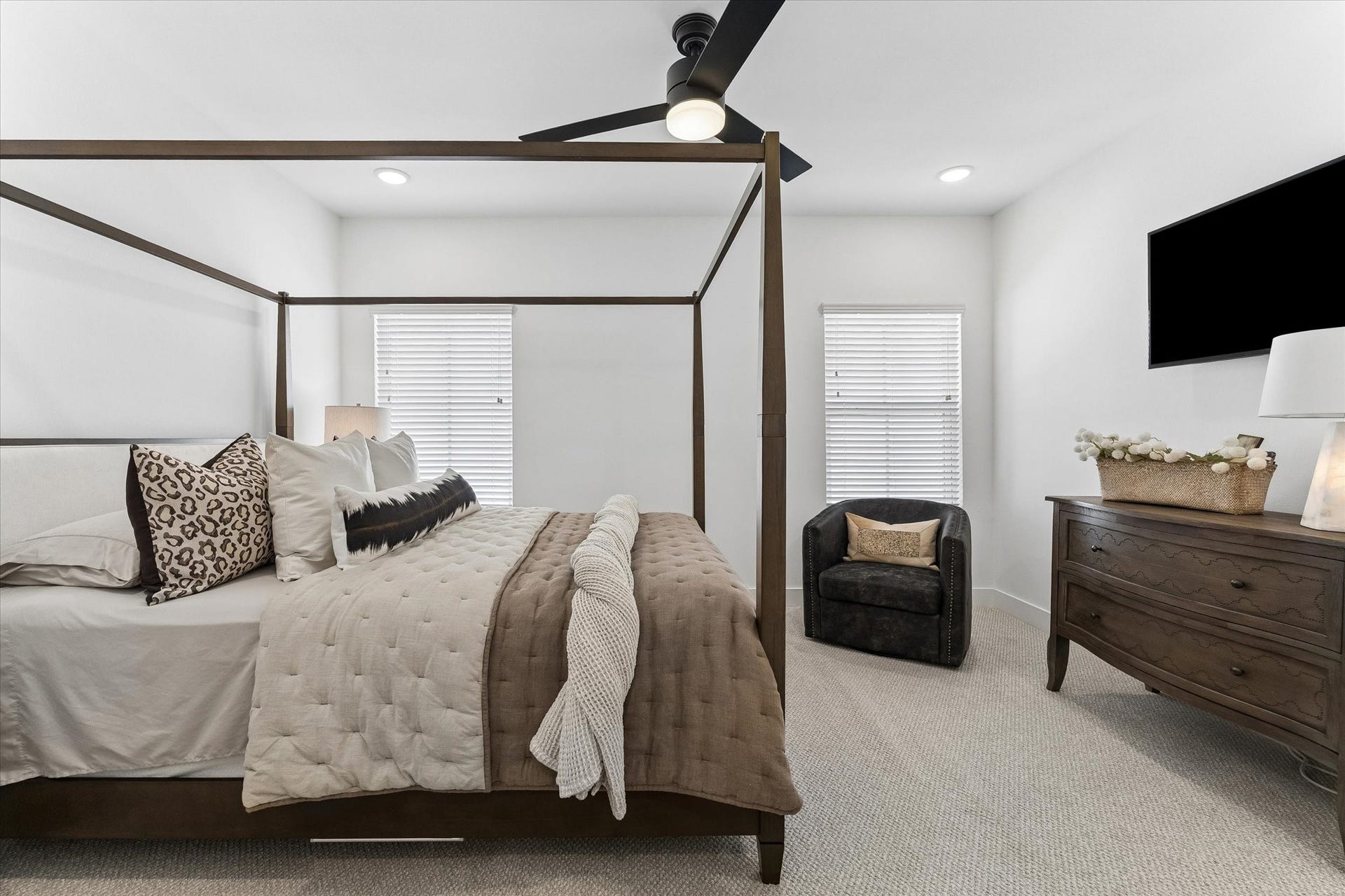 3012 Jensen Springs Lane, Houston, TX 77026 secondary bedroom