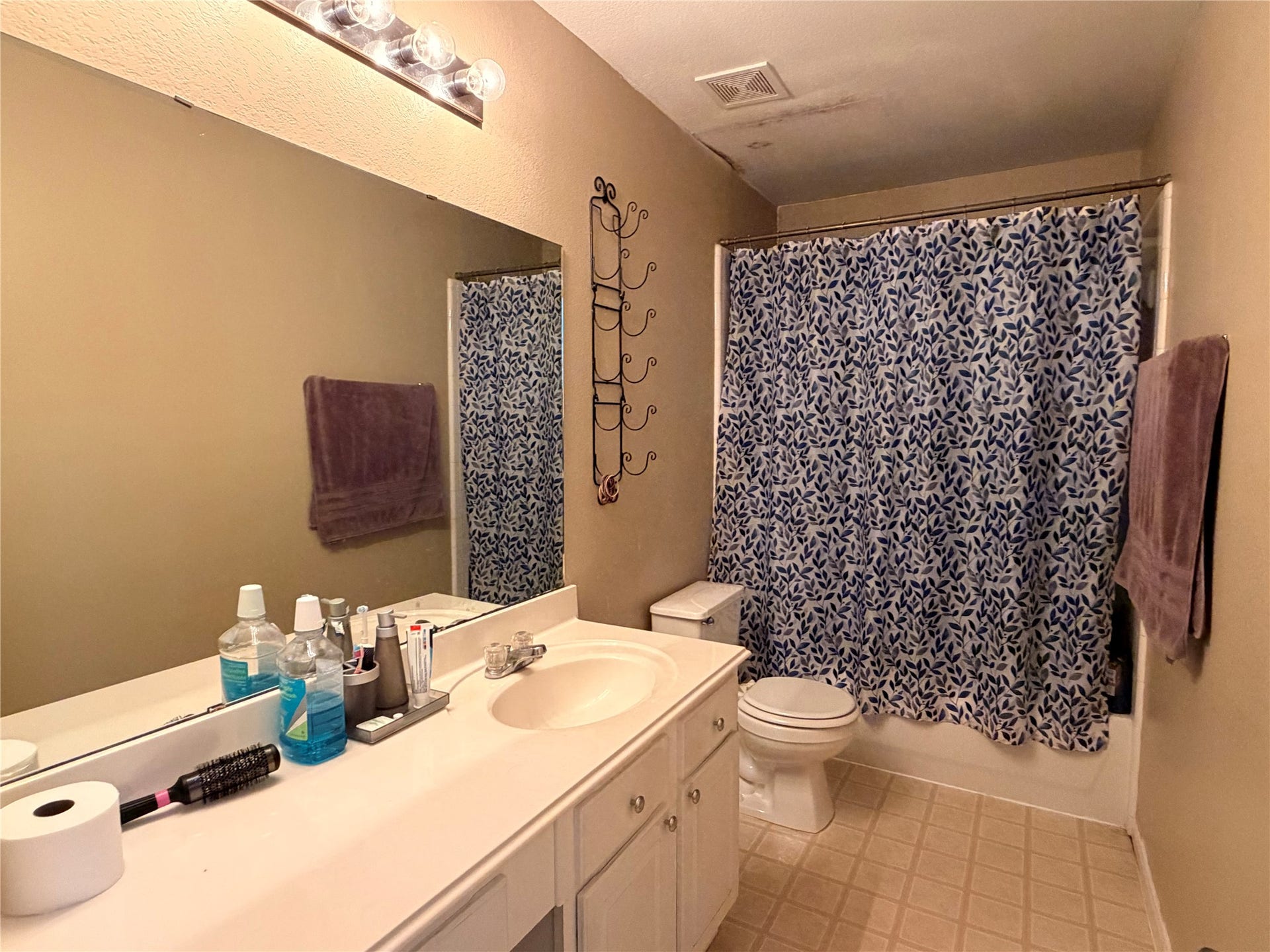 454 Remington Ridge Drive, Houston, TX 77073 Secondary full bathroom with shower/tub combo