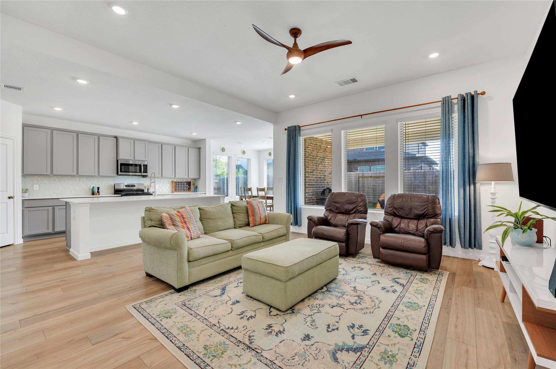 815 Wormwood Drive, League City, TX 77573 Open concept with tons of natural light!