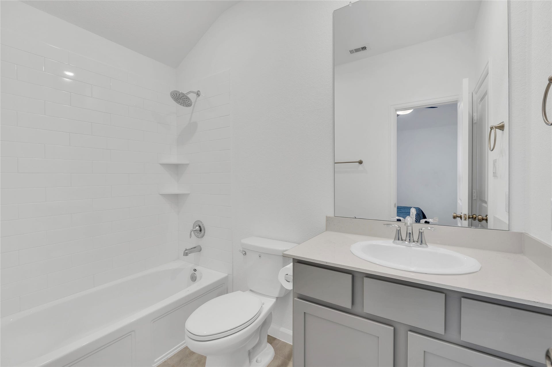 815 Wormwood Drive, League City, TX 77573 Upstairs bathroom with quartz counter tops!