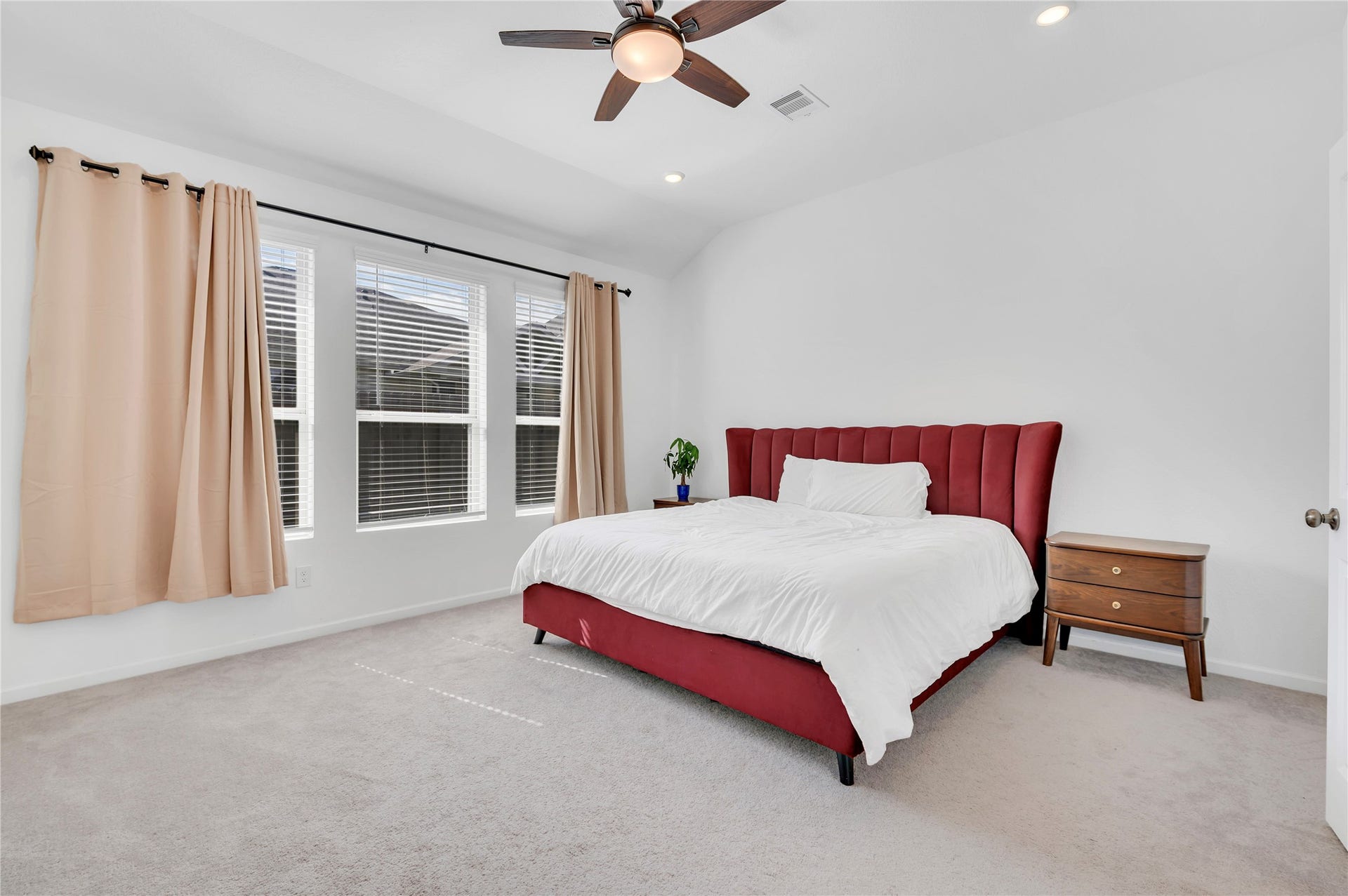 815 Wormwood Drive, League City, TX 77573 Large Master suite!