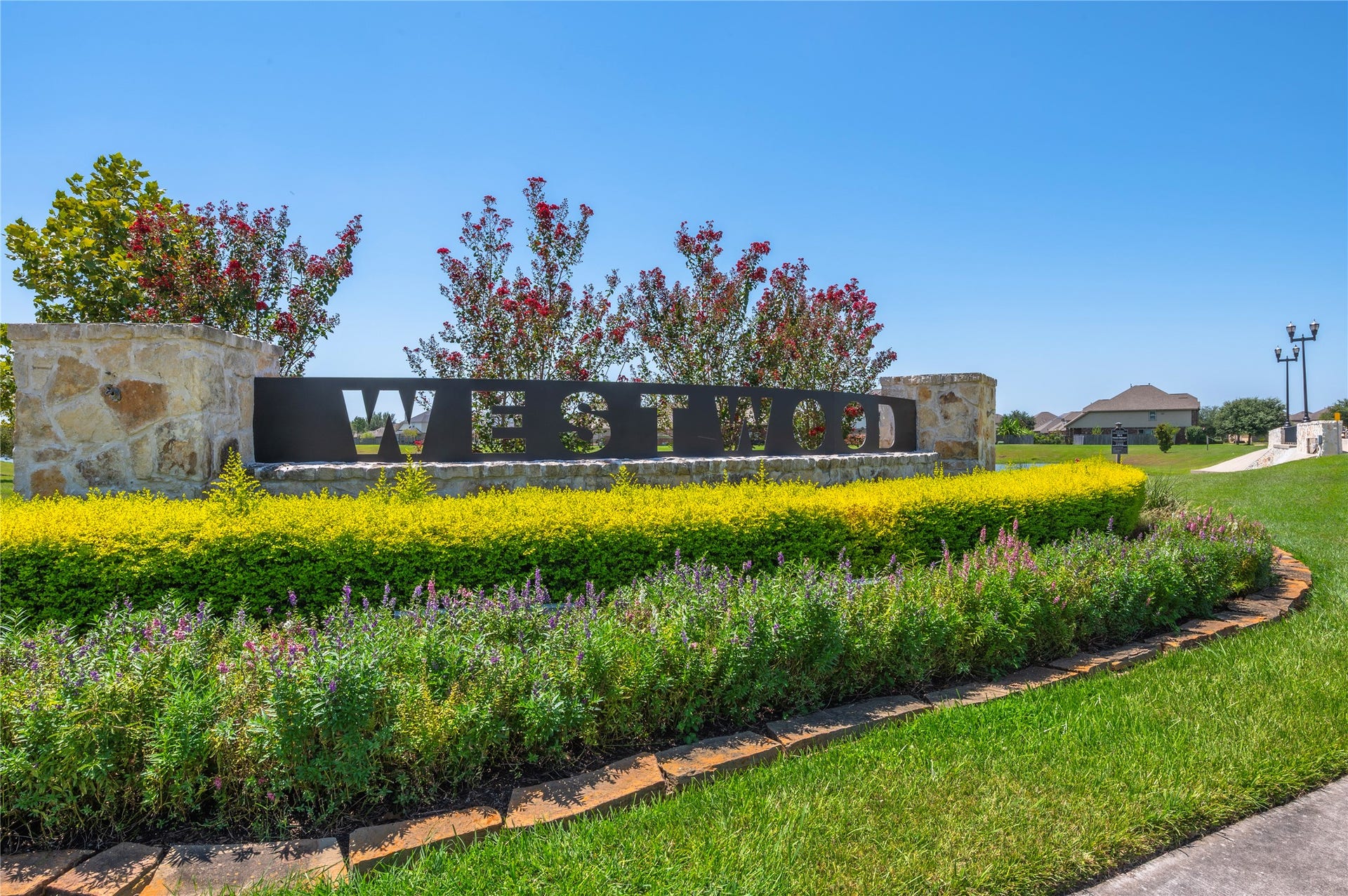 815 Wormwood Drive, League City, TX 77573 Great groundskeeping throughout the neighborhood