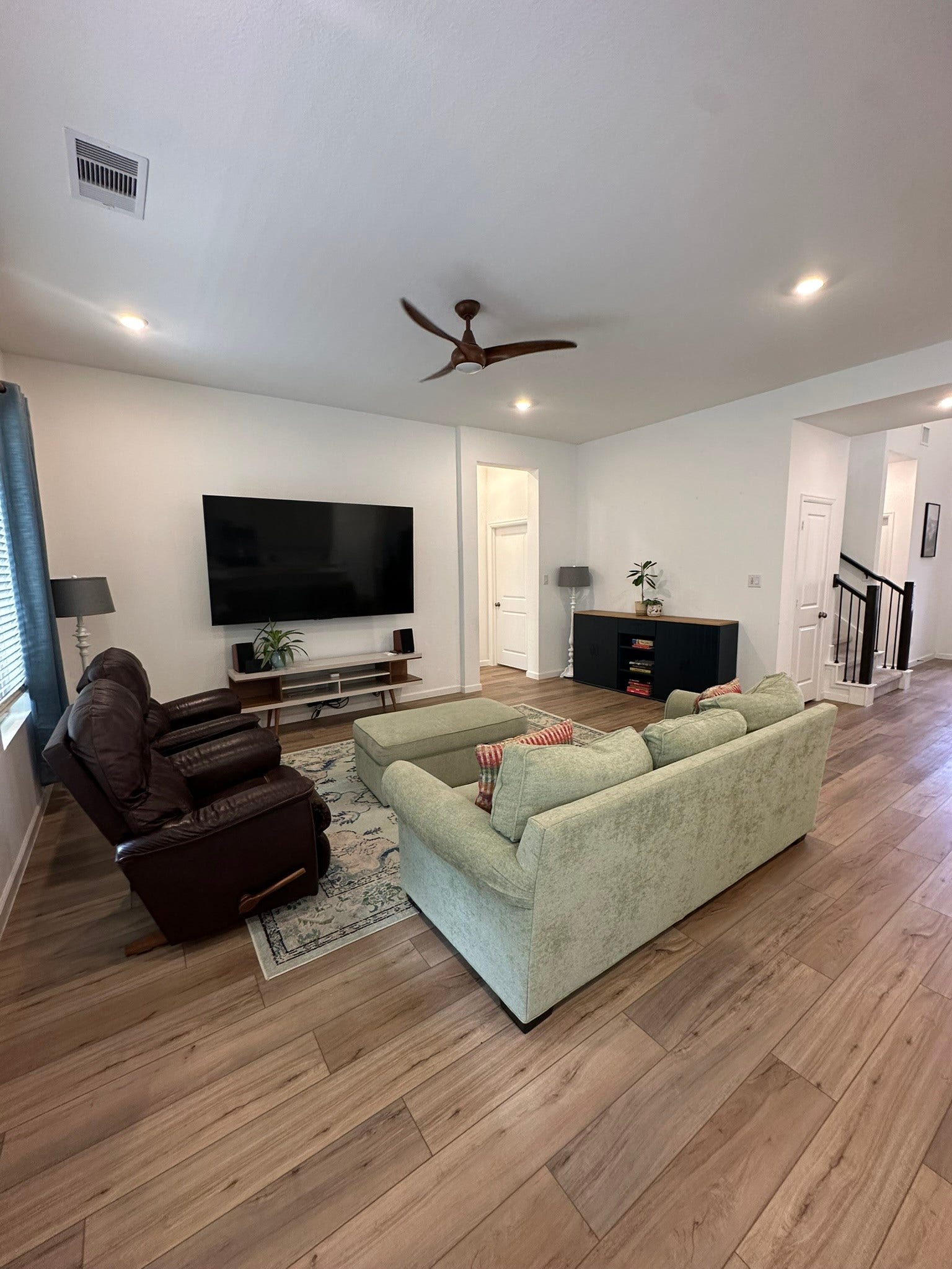 815 Wormwood Drive, League City, TX 77573 living room open to kitchen