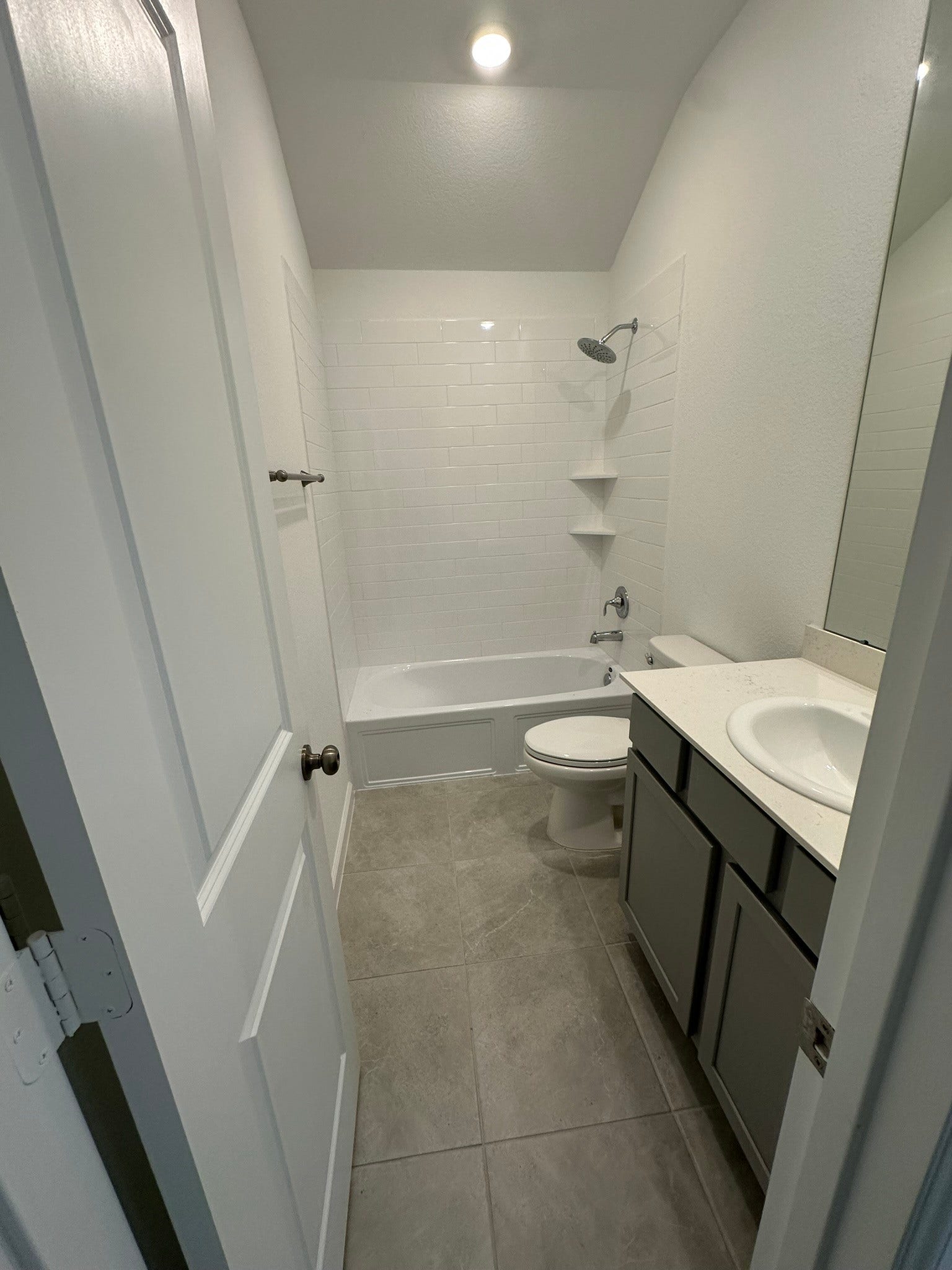 815 Wormwood Drive, League City, TX 77573 upstairs bathroom attaced to bedroom/hall