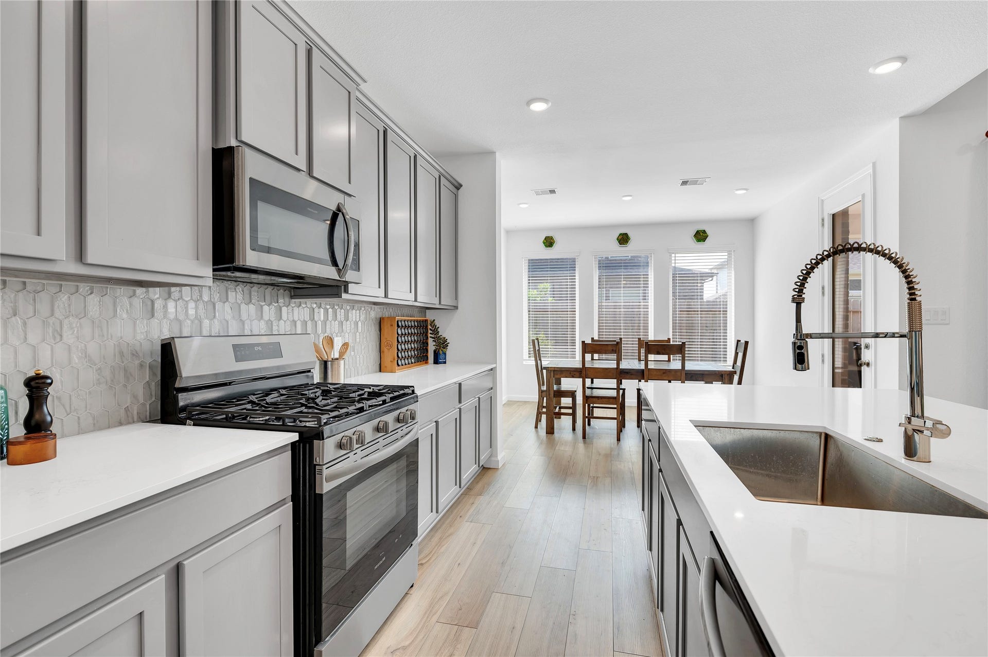 815 Wormwood Drive, League City, TX 77573 all steel appliances!