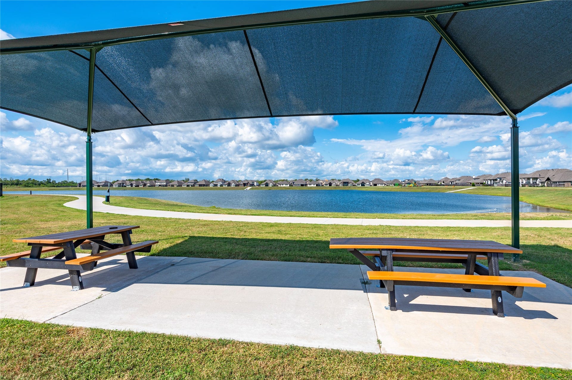 815 Wormwood Drive, League City, TX 77573 Walk to the lake in less than 5 minutes!!