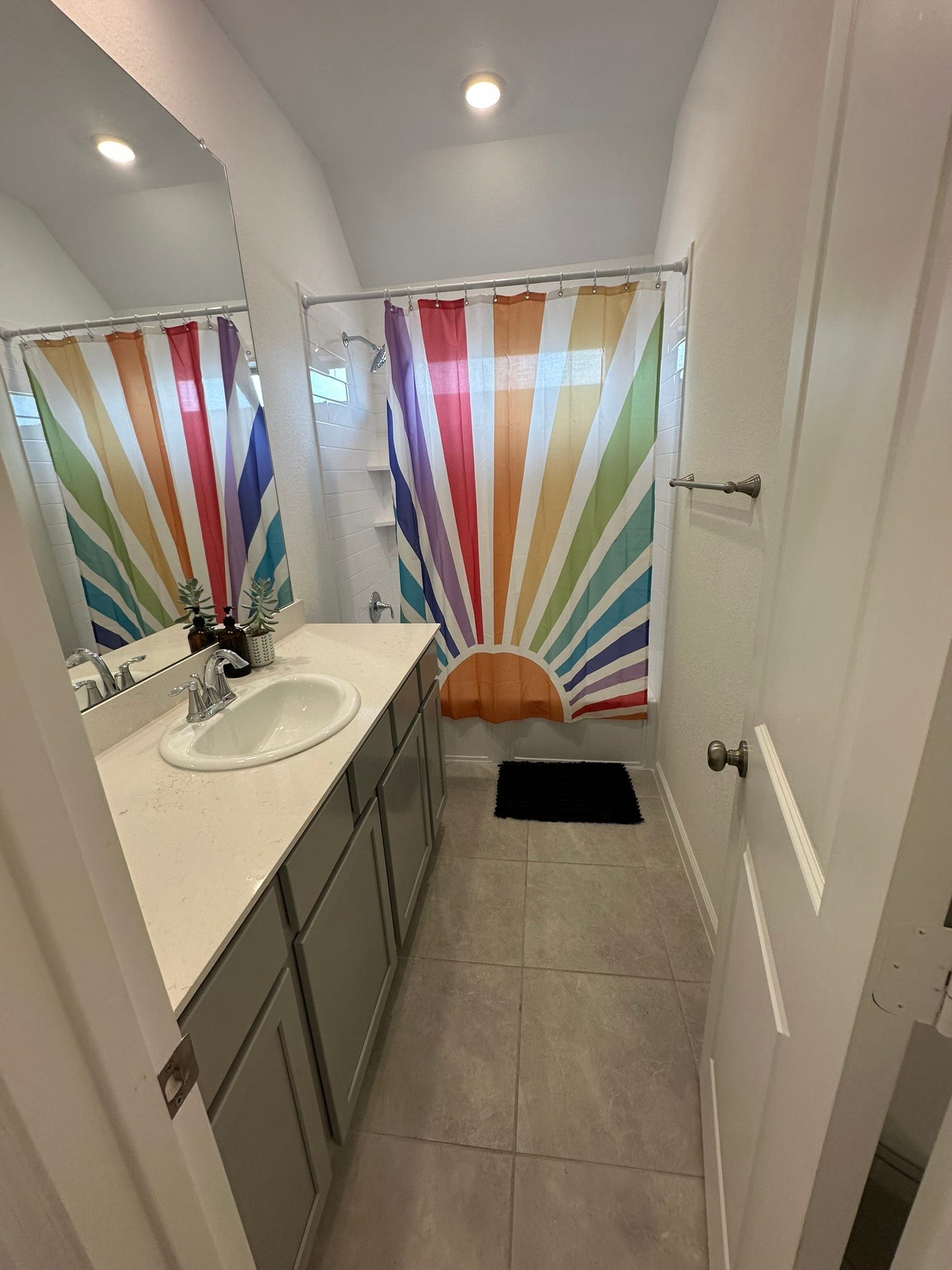 815 Wormwood Drive, League City, TX 77573 upstairs bathroom between bedroom off hall