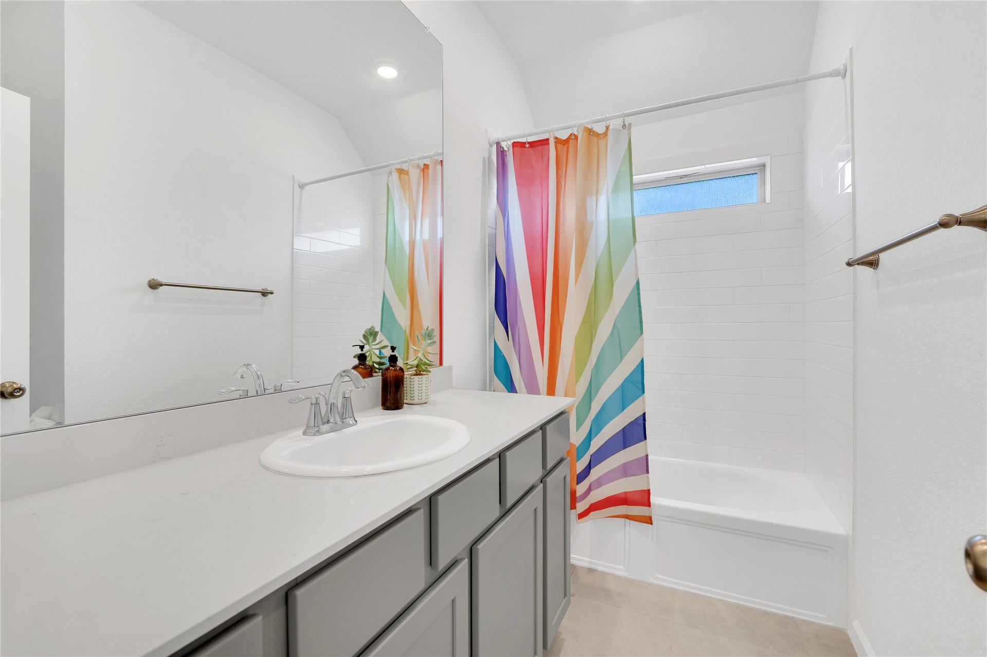 815 Wormwood Drive, League City, TX 77573 Upstairs bathroom with quartz counter tops!