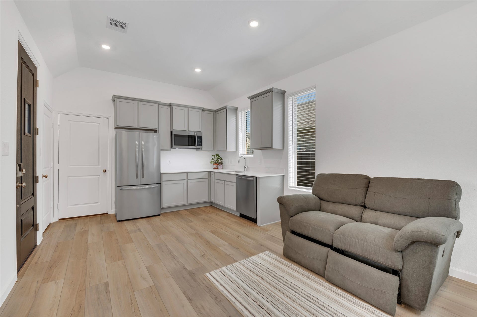 815 Wormwood Drive, League City, TX 77573 Lock off suite with kitchen including fridge, dish washer, microwave, farmhouse sink, quartz countertops, plenty of cabinet space, and washer/dryer hook ups in the closet!