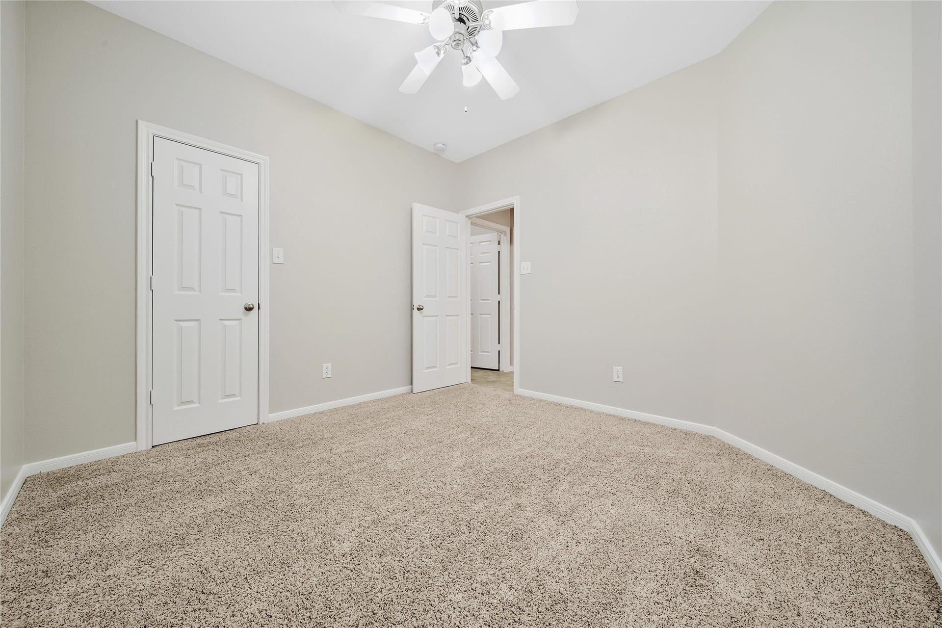 25604 Southwood Oaks Court, Porter, TX 77365 This split floorplan features secondary bedrooms that are spacious and bright. Two of the secondary bedrooms feature walk-in closets.