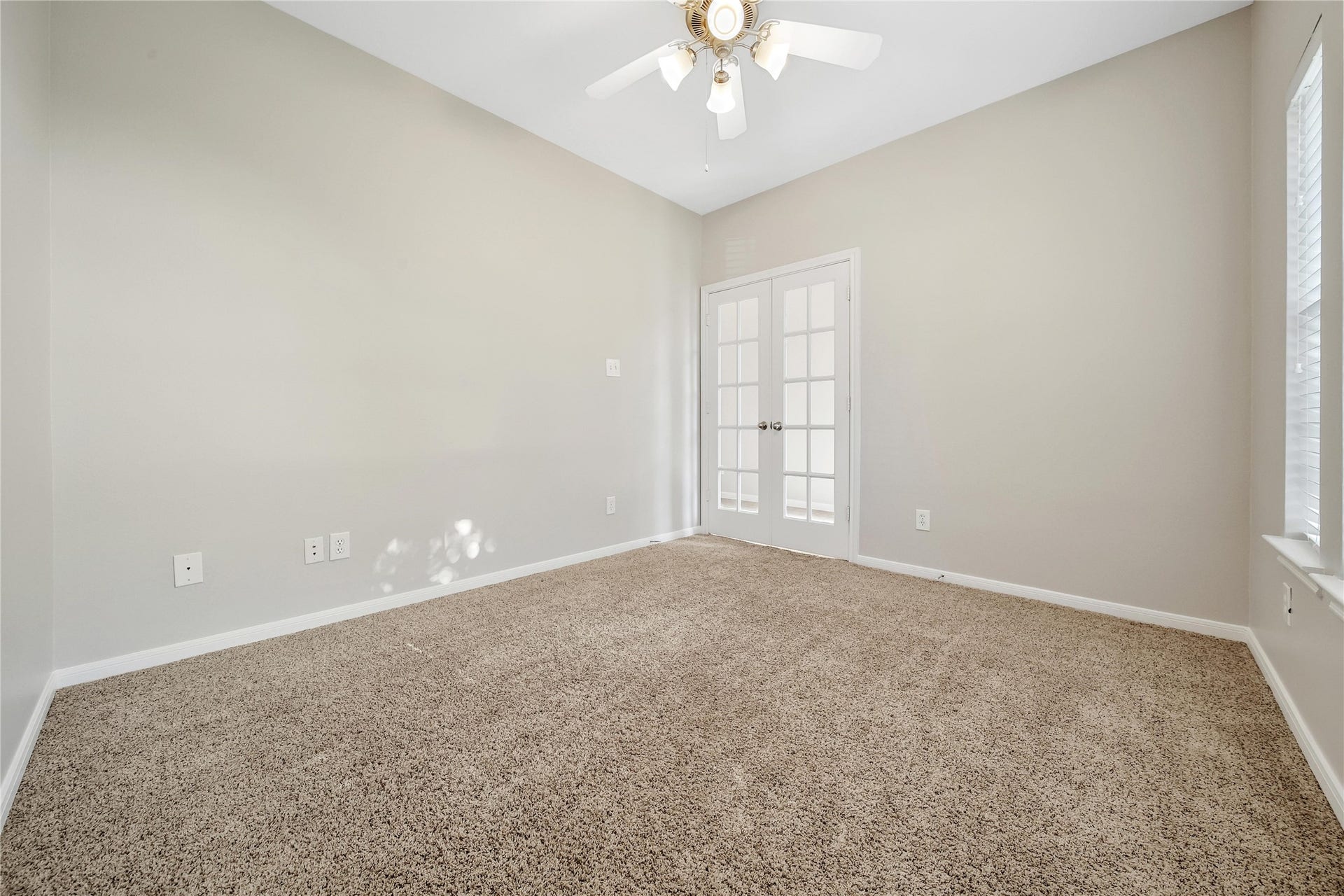 25604 Southwood Oaks Court, Porter, TX 77365 The study/flex room with french doors offers flexibility in how the space is used.