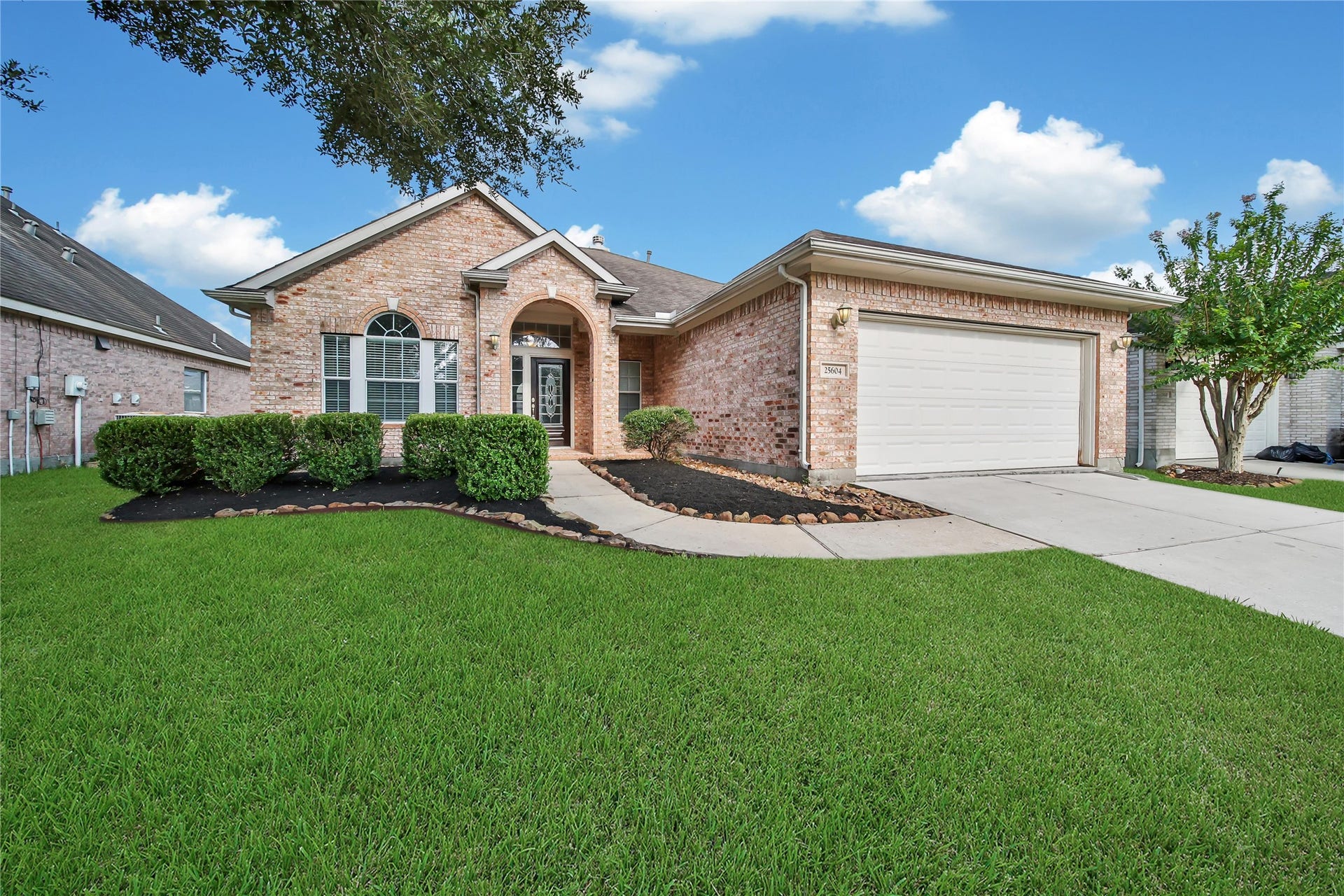 25604 Southwood Oaks Court, Porter, TX 77365 This single-story brick home featuring an arched entryway, a two-car garage, and well-manicured landscaping. The property is situated in a in The Park at Oakhurst and has quick access to HEB, restaurants, shopping and quick freeway access to I59 for commuters.